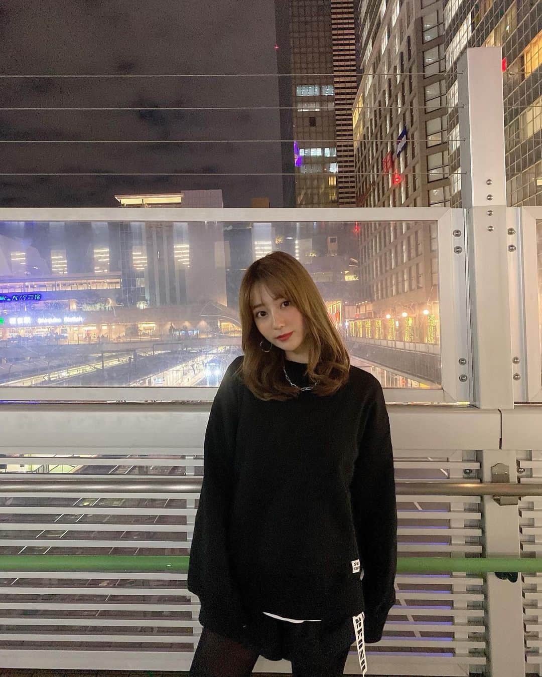 堀尾実咲さんのインスタグラム写真 - (堀尾実咲Instagram)「小松彩夏さん( @official_ayaka_502 ) プロデュースのブランド @502easy 着たよー🖤🤍  池袋PARCOのポップアップで ゲットしたやつ✨🥺 可愛すぎる✨🥺  わたしが着てるおんなじやつは もう売り切れちゃってるんだけど 他のお洋服もめちゃくちゃ可愛いからチェックしてみてね🥰  どのお洋服も男女問わず着られるデザインだよん💓  #fashion #cordinate #502easy #502easyコーデ #レイヤードコーデ」12月6日 18時00分 - misaki.horio