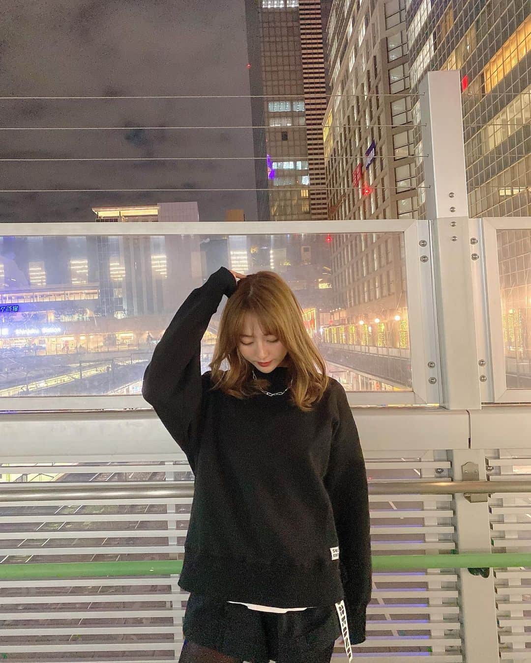 堀尾実咲さんのインスタグラム写真 - (堀尾実咲Instagram)「小松彩夏さん( @official_ayaka_502 ) プロデュースのブランド @502easy 着たよー🖤🤍  池袋PARCOのポップアップで ゲットしたやつ✨🥺 可愛すぎる✨🥺  わたしが着てるおんなじやつは もう売り切れちゃってるんだけど 他のお洋服もめちゃくちゃ可愛いからチェックしてみてね🥰  どのお洋服も男女問わず着られるデザインだよん💓  #fashion #cordinate #502easy #502easyコーデ #レイヤードコーデ」12月6日 18時00分 - misaki.horio