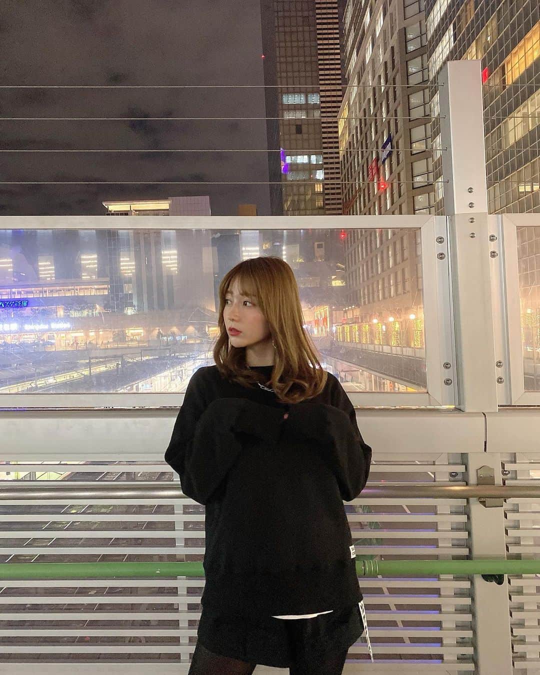 堀尾実咲のインスタグラム：「小松彩夏さん( @official_ayaka_502 ) プロデュースのブランド @502easy 着たよー🖤🤍  池袋PARCOのポップアップで ゲットしたやつ✨🥺 可愛すぎる✨🥺  わたしが着てるおんなじやつは もう売り切れちゃってるんだけど 他のお洋服もめちゃくちゃ可愛いからチェックしてみてね🥰  どのお洋服も男女問わず着られるデザインだよん💓  #fashion #cordinate #502easy #502easyコーデ #レイヤードコーデ」