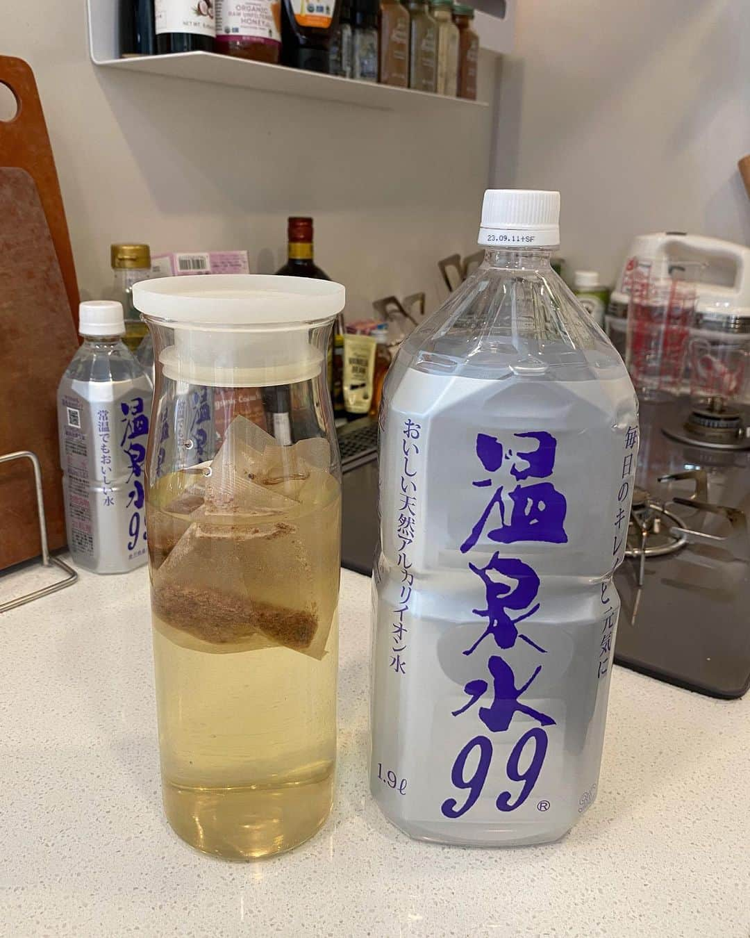 木村沙織さんのインスタグラム写真 - (木村沙織Instagram)「. 温泉水99( @onsensui99 )をはじめて飲んだとき、 "こんなにまろやかで スーッと 身体に染み込んでいくお水ってあるんだ！" と衝撃を受けてから ハマってしまい、 もーかれこれ５年以上毎月定期便で 頼んでいます☺️🙌🏼 . 浸透性がよく 油とも混ざってしまうくらい超軟水なので 我が家ではお料理にも欠かせません👩🏻‍🍳 . 温泉水99でおダシを作っておくと お味噌汁も炊き込みご飯をするときも 何でも美味しくなるのでおすすめですよ〜🍙 . みなさんもぜひ一度飲んで 普通の水との違いに びっくりしてみてくださいね😚😋🥰 . . #温泉水99 #温泉水 #onsensui99 #onsensui #アルカリイオン水 #超軟水 #軟水 #ミネラルウォーター #鹿児島垂水温泉 #美容　#健康　#料理 #サビにくい #油と混ざる水 #pr」12月6日 18時02分 - saoriiiii819