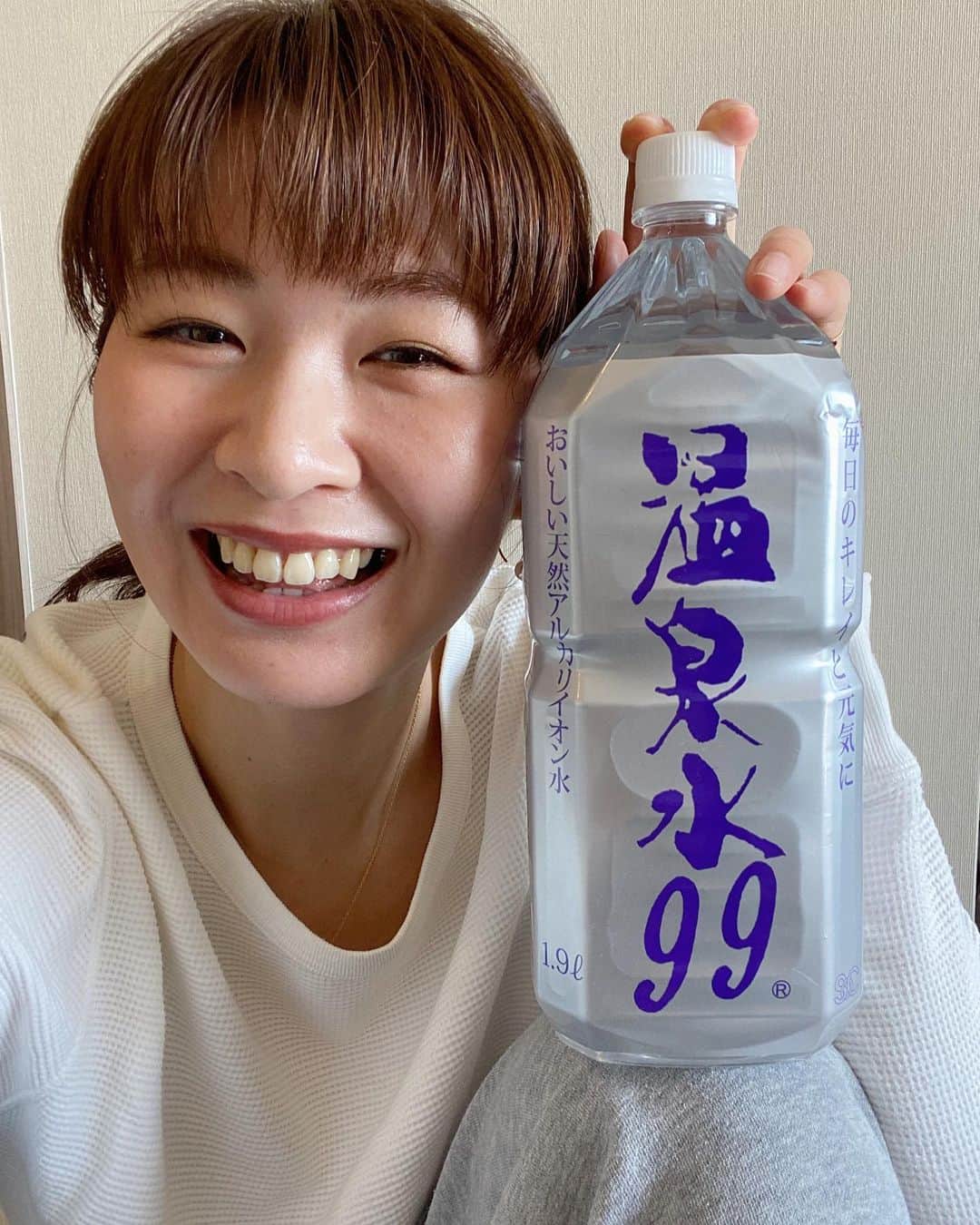 木村沙織さんのインスタグラム写真 - (木村沙織Instagram)「. 温泉水99( @onsensui99 )をはじめて飲んだとき、 "こんなにまろやかで スーッと 身体に染み込んでいくお水ってあるんだ！" と衝撃を受けてから ハマってしまい、 もーかれこれ５年以上毎月定期便で 頼んでいます☺️🙌🏼 . 浸透性がよく 油とも混ざってしまうくらい超軟水なので 我が家ではお料理にも欠かせません👩🏻‍🍳 . 温泉水99でおダシを作っておくと お味噌汁も炊き込みご飯をするときも 何でも美味しくなるのでおすすめですよ〜🍙 . みなさんもぜひ一度飲んで 普通の水との違いに びっくりしてみてくださいね😚😋🥰 . . #温泉水99 #温泉水 #onsensui99 #onsensui #アルカリイオン水 #超軟水 #軟水 #ミネラルウォーター #鹿児島垂水温泉 #美容　#健康　#料理 #サビにくい #油と混ざる水 #pr」12月6日 18時02分 - saoriiiii819