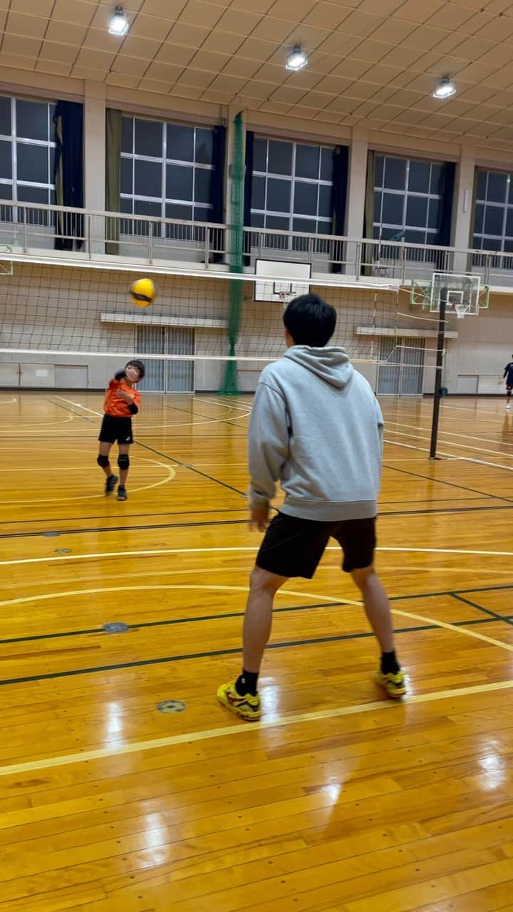 川口太一のインスタグラム：「He is still 7 years old but he can play everything very well!  Will he become one of Japanese stars in the future like @yuki_ishikawa_official & @ran.volleyball0902 ??😆 What do you think @volleyballworld ??😋 #volleyball #haikyuu #kids #training」