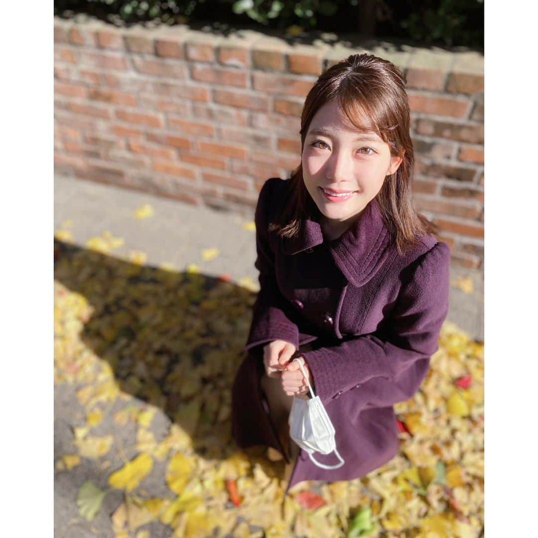 竹俣紅のインスタグラム：「☕️ もう12月ですね！ お休みの日は、少し歩いて体をリフレッシュ……させるのですが、 最近さすがに寒くなってきて、 しばらく歩くと、つい温かいものを欲してしまいます。反省💧 ⁡ クリスマスが近づいてきて、いちょうで色づいた街に、ポインセチアが登場してきましたね。 皆さんは、クリスマスに必ず食べるものといえば何ですか？ ケーキ、それとも、チキン？ 我が家は、チキンが多いかな〜(焼き鳥を含む) ⁡ ⁡ (※写真を撮る瞬間のみマスクを外しました)」