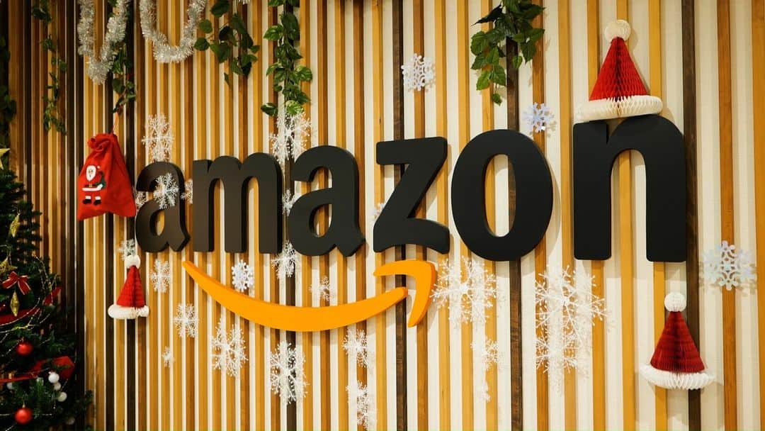 のインスタグラム：「こんばんは。  今日は私の生活には欠かせないAmazonさんとのコラボ投稿です✏️  日中は現場や会社にいるので、身動きが取れず💦 欲しいものは日用品から家電まで、 即Amazonで注文する程のヘビーユーザーな私。  お店に買いに行くより早く手に届くのが魅力です💐  今回ご紹介するのは、Amazonの裏側で働く方々のインタビュー動画。  動画に登場されているのは、 商品の入荷工程で活躍されているトレーナーの金田さんです。  初めてAmazonの物流拠点をみましたが、 こんな雰囲気なのですね💡 注文してあっという間に届くその工程に、 沢山のスタッフさんの暖かい気持ちを感じました。  全編はAmazonのYouTubeチャンネルでアップされているようなので、是非チェックしてみてね🖤  Amazonスタッフさん、いつもありがとうございます🎁🌼  #AmazonBoxStars #PR」
