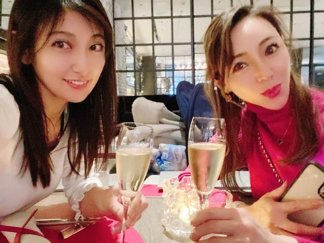 熊田曜子さんのインスタグラム写真 - (熊田曜子Instagram)「長女　BirthdayDinner の夜🌟 大好きなナッシーさんと🥂  #ママ友　#同郷　#岐阜出身　#birthday #お祝い　#乾杯　#シャンパン」12月6日 18時21分 - kumadayoko