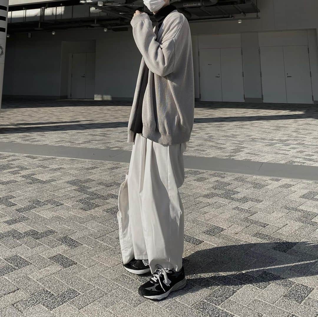 JUN / Yohukasiのインスタグラム：「.  暖かかった日の全身remerコーデ 今季は黒タートルが活躍し過ぎてる  #outfit #styling #remer」