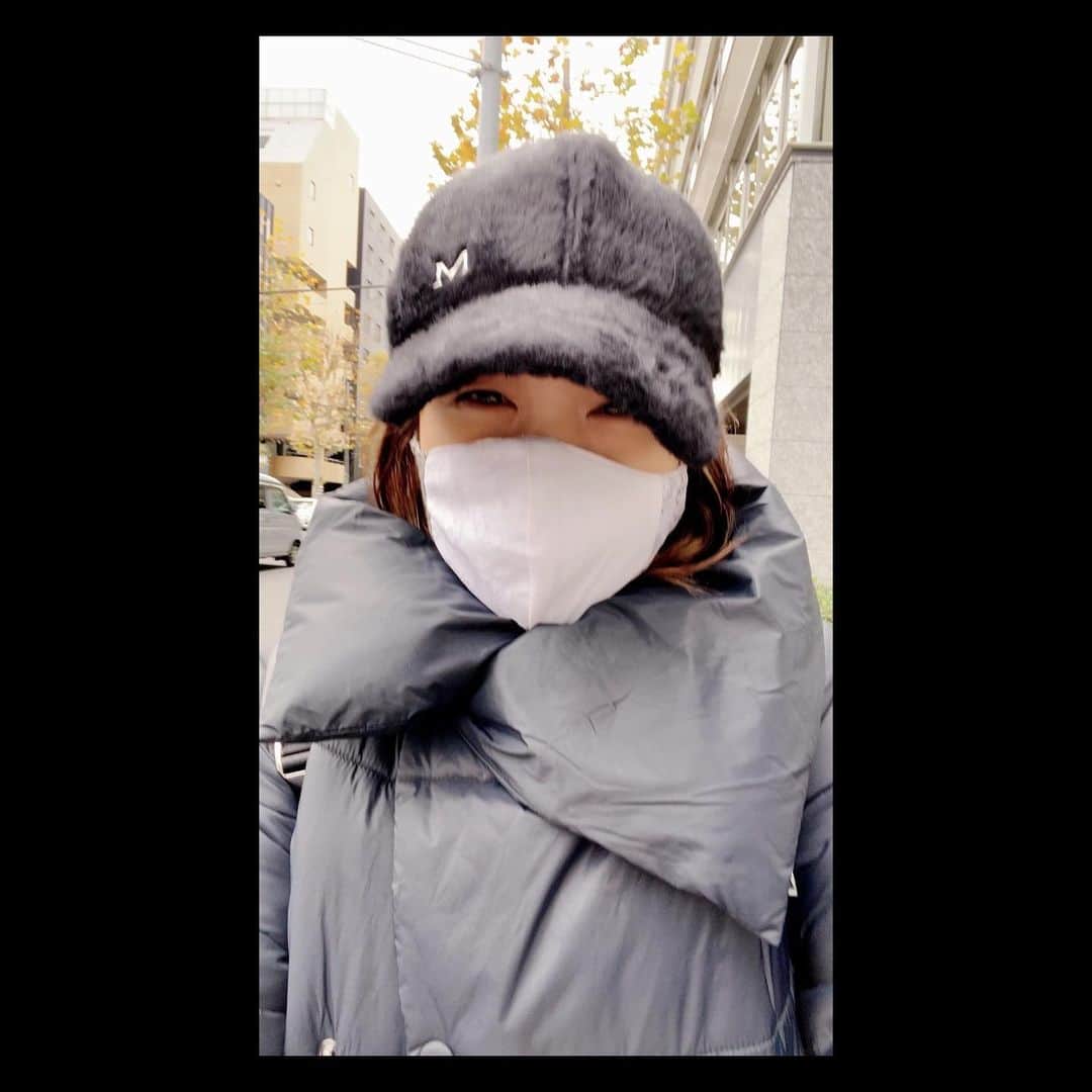 井上貴子のインスタグラム：「今日はめっちゃ寒かったですーー  口を開けばさぶーーーっと（笑）  さて 年に一度の乳がん検診 母親が50歳で乳がんやったので 慎重になっていて 40歳の時から毎年同じ先生に 診て頂いています  今年もセーフ  これで全て年1の検診はおわって  安心して年を越すことが出来そう  Happyで^ ^  プロフィール画面に記載のURLより 通販サイト「神取屋」に飛べます^ ^  コロナ禍に携わる全てのお仕事の皆様 心から感謝しています 引き続き油断せずお気をつけてお過ごし下さいませ  #井上貴子  #LLPWX #女子プロレス #乳がん検診クリア #womensprowrestring #トイプードル #毎週火曜日YouTube更新 #https://www.youtube.com/c/takacoinoue  #cacatocacat #貴子ちゃんちゅーぶ #YouTubeはじめました #チャンネル登録お願い致します #LLPWX通販サイト神取屋 #感謝 #STOPCOVID19」