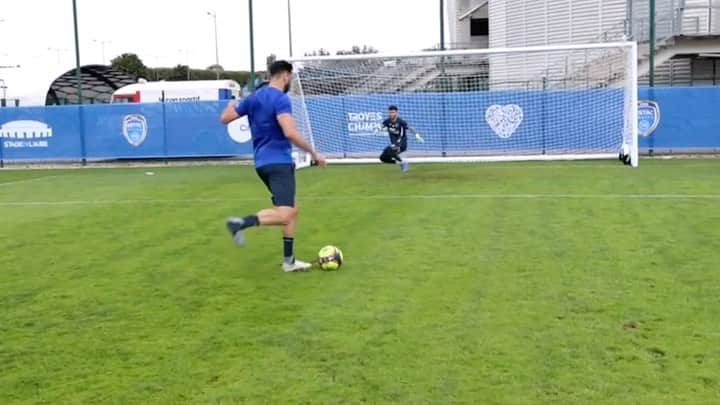 アディル・ラミのインスタグラム：「Oups contre pied 👟 ⚽️ @ryanbouallak @estac_troyes @ligue1ubereats @colinterview 😂 @futbolultime 🥰🥰」