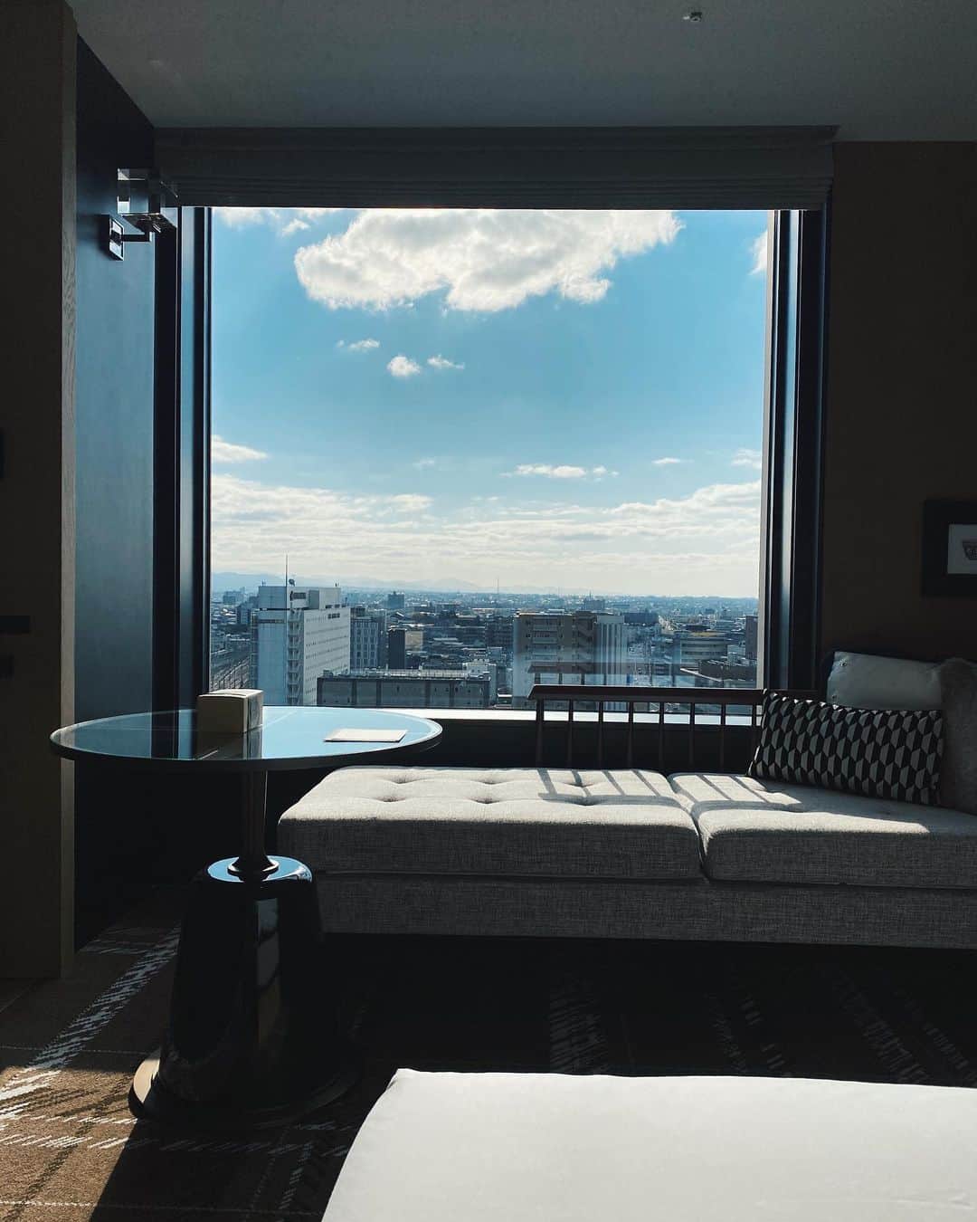 のインスタグラム：「2年ぶりの金沢 ただいま @hyattcentrickanazawa にステイしてます🪞 去年出来たばかりということで どこもかしこも綺麗、お部屋快適、居心地良い。 金沢駅の目の前で立地まで良いなんて もう言うことなし💯  スタッフさんのお心遣いもさすがハイアットさん 大満足です🤍  #金沢 #hyattcentrickanazawa #ハイアットセントリック金沢 #pr」
