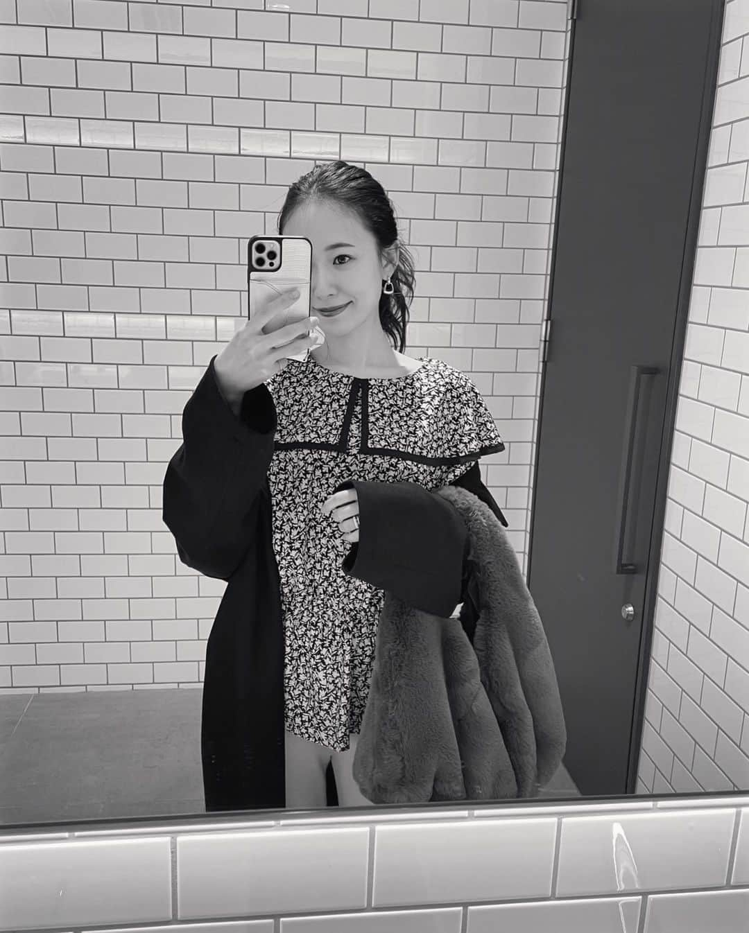 西川瑞希（みずきてぃ）さんのインスタグラム写真 - (西川瑞希（みずきてぃ）Instagram)「今日も撮影の1日🖤お外移動が多かったので動きやすく、あったかくニットパンツはいてました☺︎  センターにラインをいれているから綺麗なアイテムとも合わせやすいし、あと足が綺麗にみえるのが嬉しいっ❕  寒くなってきて土日はコートをGETしてくださる方がいっぱいだったみたい！数ある中から選んでくださりとっても嬉しいです。。いつもありがとうございます💠  私も最近は毎日コートに合わせたコーデをいろいろ組むのがたのしみ♡なので、また私服もいっぱいアップするね//  @cheriemona_official  ✴︎ノーカラーレイヤードスリーブコート ✴︎センターシームニットパンツ ✴︎ビックカラーフラワーブラウス  かわいいモコモコなバッグはZARAのだよ✨差し色になっていい感じでした◎  #cheriemona #winterfashion #fashion #winter #冬コーデ #黒コーデ #ニットパンツ #ロングコート #きれいめカジュアル」12月6日 19時06分 - mizuki_nishikawa_