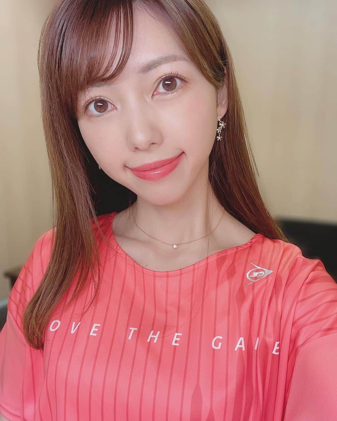 川又智菜美さんのインスタグラム写真 - (川又智菜美Instagram)「🎾💕 ⁡ 今日は明るいコーラルカラーのTシャツ💗 【LOVE THE GAME】 と胸に文字が😚 なんだかハッピーな気持ちになりました😋 ⁡ 今夜も20:40から『週刊テニスNAVI』 ご覧いただけると嬉しいです🎾 ⁡ もう12月ということで2021年も 残りあと少し😳😳😳 ⁡ 皆さんが楽しく一年を終えられますよう☺️ この一年は体感としてはあっという間で のこり1日1日を大事にしたいなぁと思います❣️ ⁡ 👕 @dunlopracketsportsjapan  ⁡  @dunloptennisofficial   #2021年 #WOWOW #テニス」12月6日 19時08分 - chinami_k0204