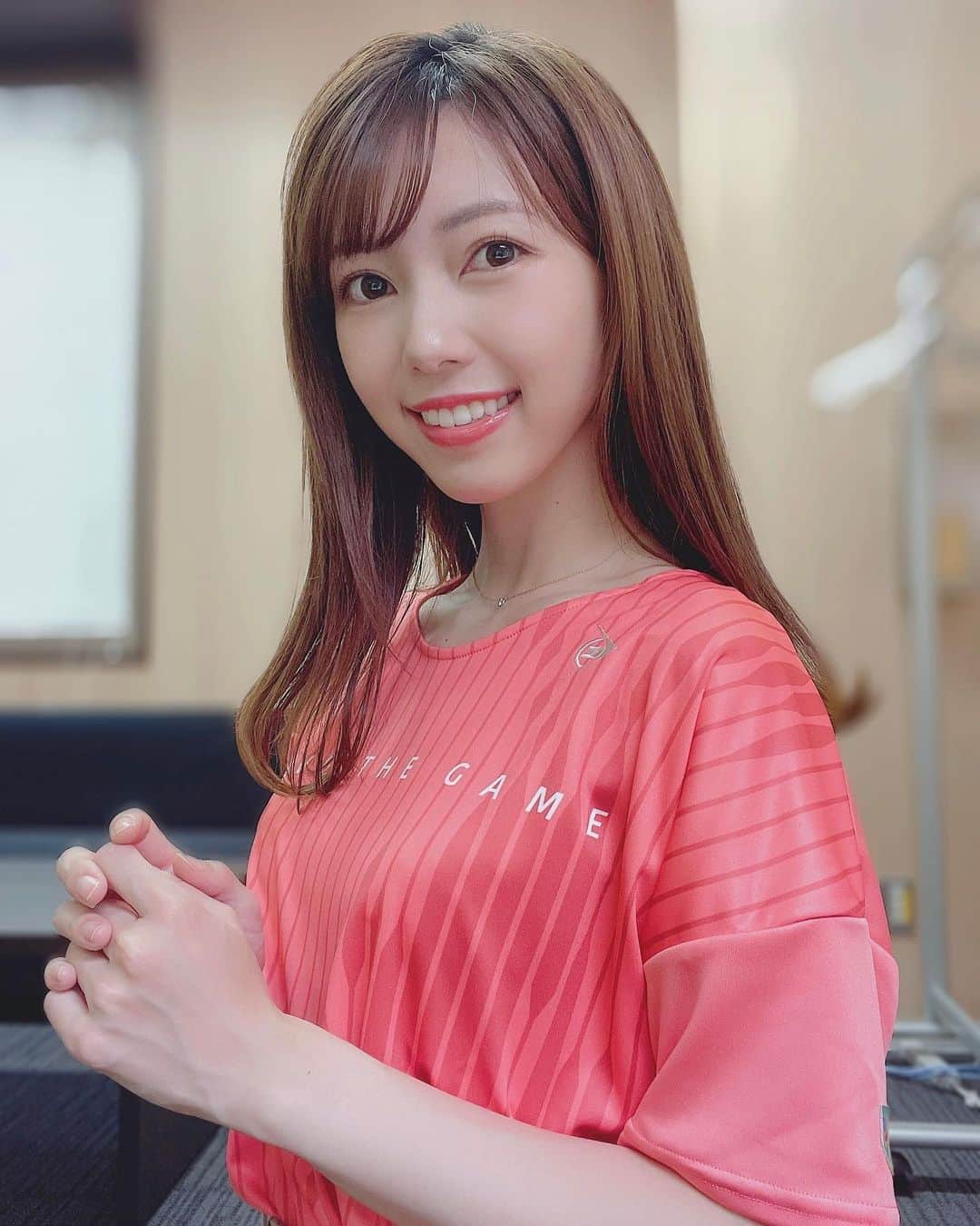 川又智菜美のインスタグラム：「🎾💕 ⁡ 今日は明るいコーラルカラーのTシャツ💗 【LOVE THE GAME】 と胸に文字が😚 なんだかハッピーな気持ちになりました😋 ⁡ 今夜も20:40から『週刊テニスNAVI』 ご覧いただけると嬉しいです🎾 ⁡ もう12月ということで2021年も 残りあと少し😳😳😳 ⁡ 皆さんが楽しく一年を終えられますよう☺️ この一年は体感としてはあっという間で のこり1日1日を大事にしたいなぁと思います❣️ ⁡ 👕 @dunlopracketsportsjapan  ⁡  @dunloptennisofficial   #2021年 #WOWOW #テニス」