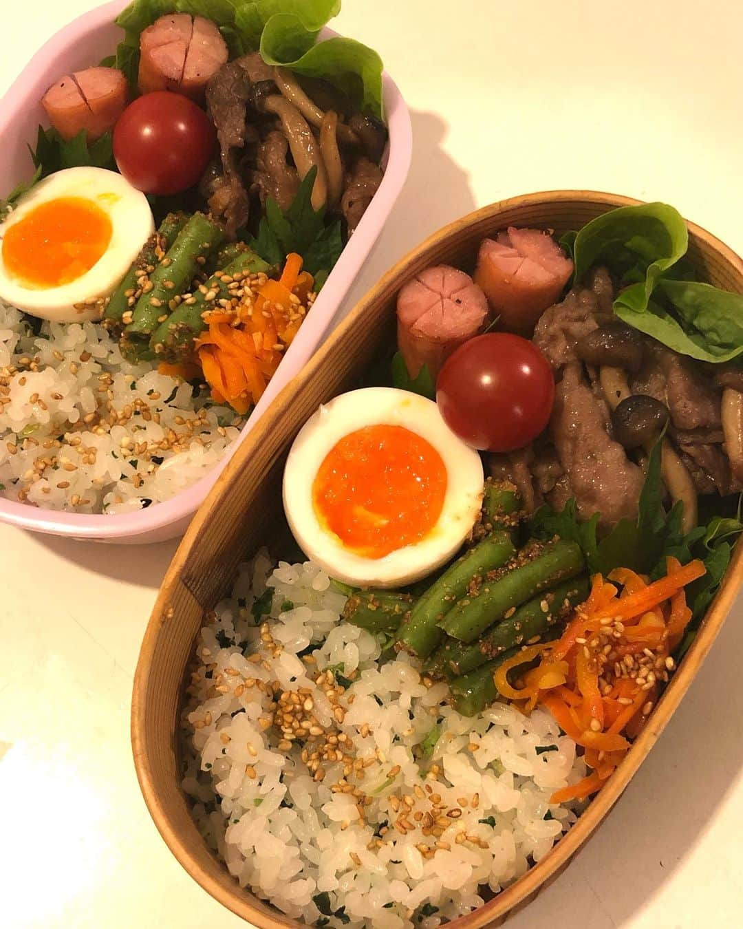 のインスタグラム：「昨日のお弁当！  余ってた牛肉としめじの炒め物、茹で卵、にんじんナムル、インゲンの胡麻和え、ウィンナー、トマトです(o^^o)  2枚目はお友達にもらった、サワムラのクッキー缶。 サワムラのクッキー缶なんて初めて！ 甘いのとしょっぱいの両方入ってて、シンプルで美味しい\(//∇//)\  姫は左上のシンプルなのがめっちゃ気に入って1列全部一気に食べてました（笑）私の食べた1枚を除いてね(〃ω〃)  いつもありがとう╰(*´︶`*)╯♡  #甘糟ご飯#ご飯#昼ごはん#ランチ#ランチボックス#弁当#曲げわっぱ#わっぱ弁当 #サワムラクッキー缶#クッキー缶#sawamura」