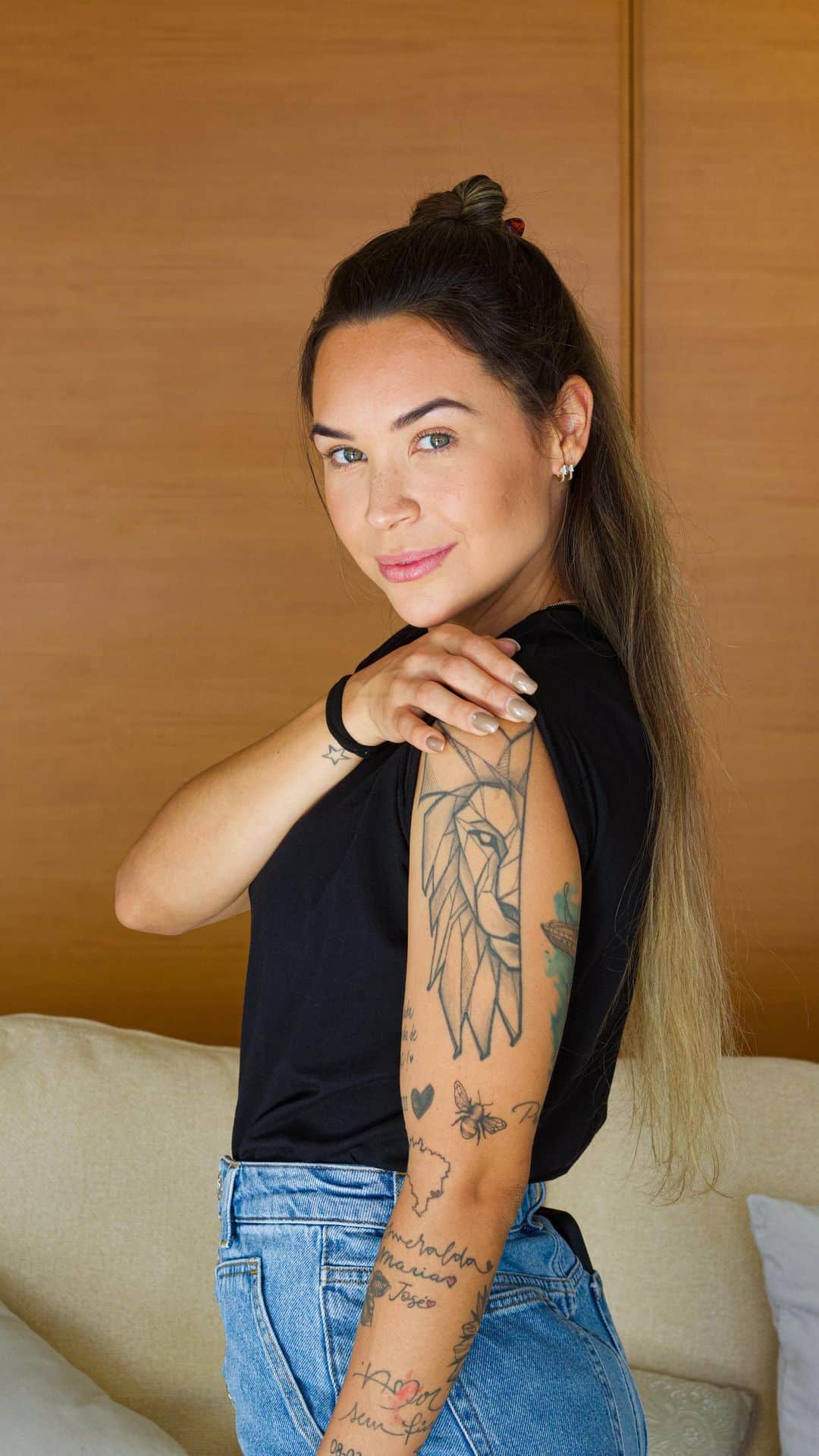 のインスタグラム：「Depois de uns tantos pedidos.. é com muito carinho e MUITA VERGONHA ☺️🙃 que compartilho com vcs o significado das minhas tatuagens.. espero que gostem 🤗 . . 📹 @aquiproduz」