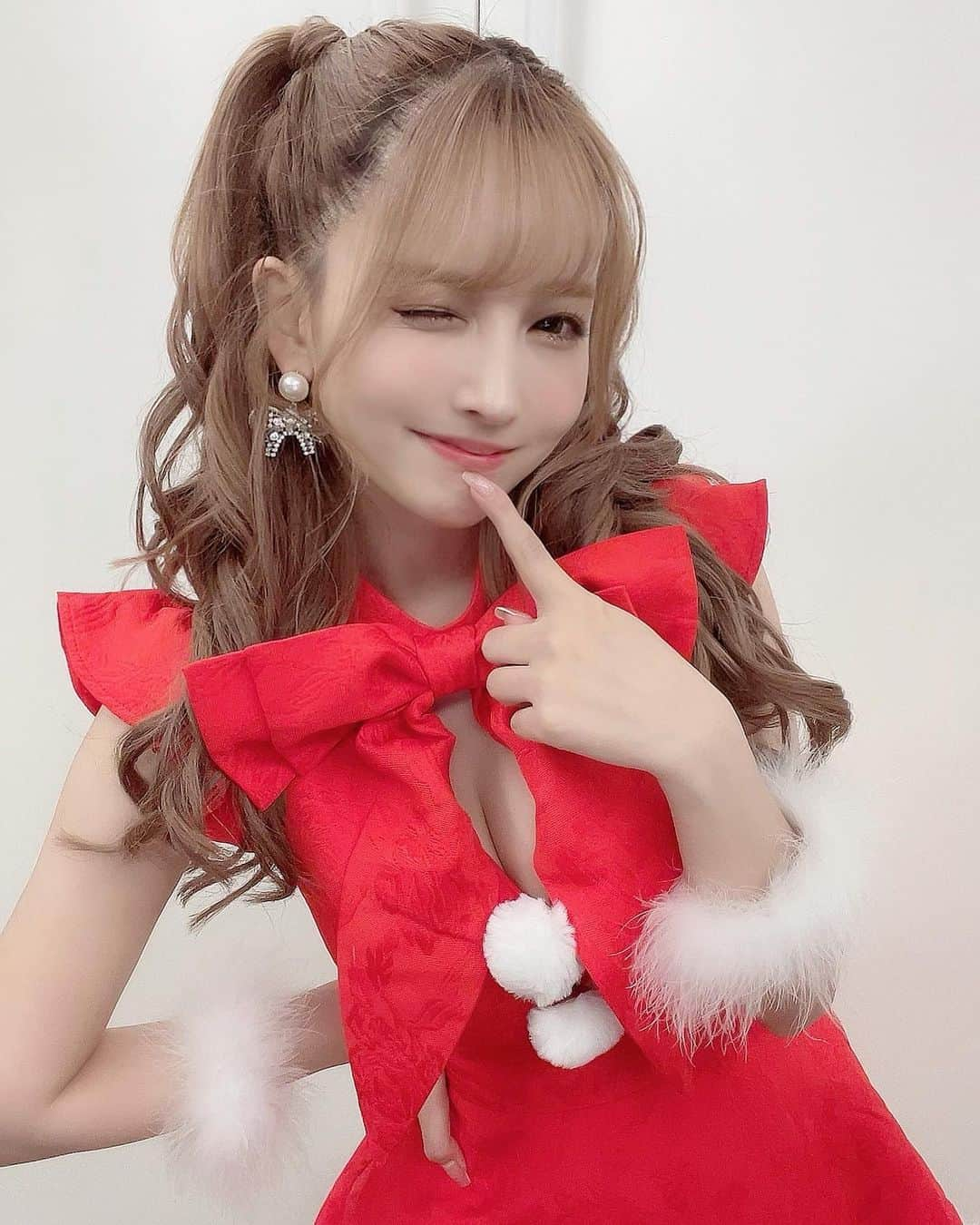 三上悠亜さんのインスタグラム写真 - (三上悠亜Instagram)「マスカッツオンラインライブ ありがとうございました🥺🎄  オンラインで見てくれた皆さん ありがとうございました♡  久しぶりでなんか緊張しちゃったけど 最後は楽しめたようう！！ クリスマスも近いのでサンタさんにもなりました♡  @dress_sugar さんのサンタコス🥺」12月6日 21時07分 - yua_mikami