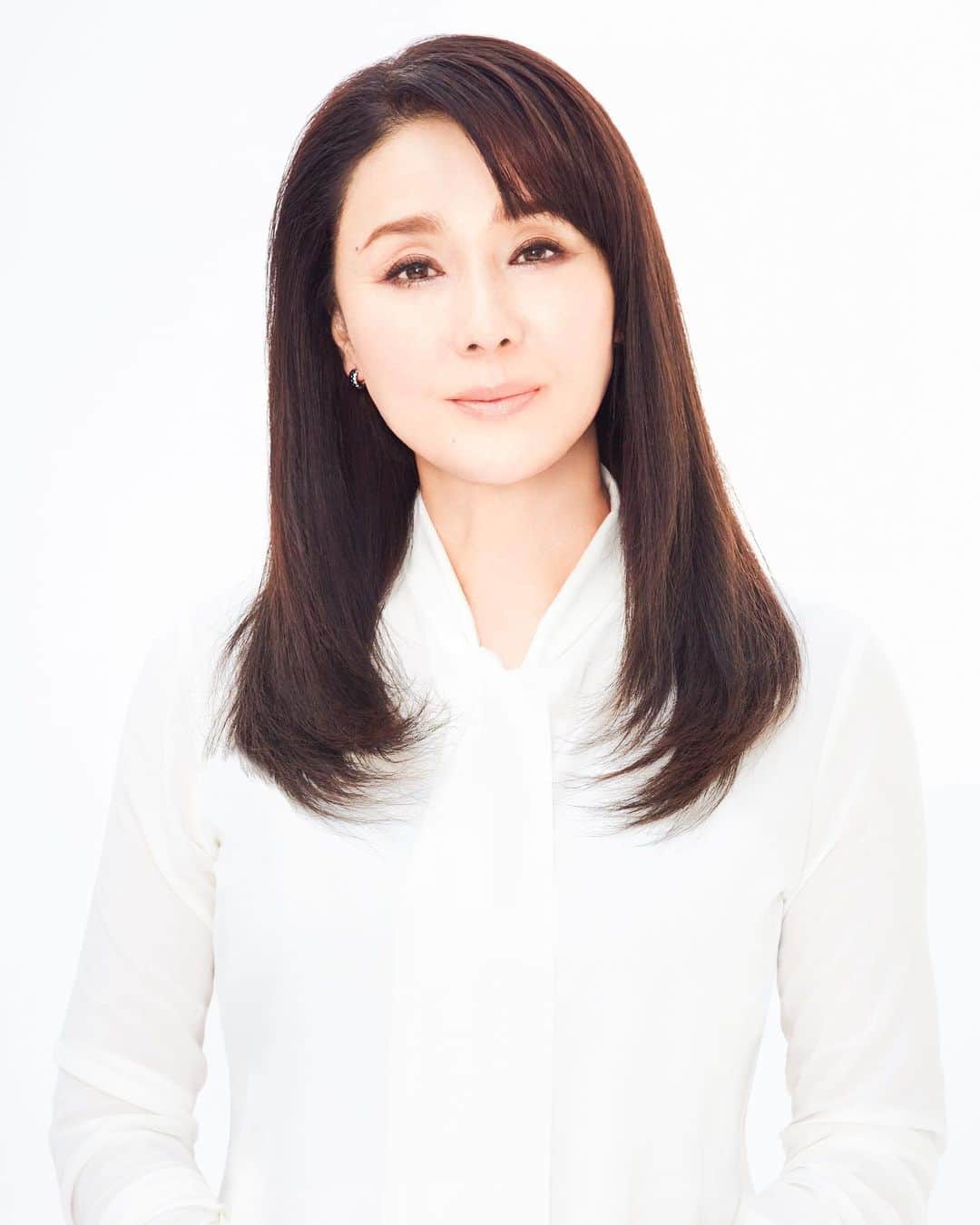 浅野ゆう子のインスタグラム：「いつも応援していただいております皆様…  本当にありがとうございます。 ご報告です。   ２７年間お世話になりました株式会社アァベェベェそして社名変更致しました株式会社アベベネクストが この度11月30日をもって事務所の 解散という運びとなりました。 大変お世話になりましたこと 心より深く感謝致しております。   皆それぞれが　それぞれの道を歩んでゆくことになりました。   私は　１４年間の　私の担当マネージャーが設立致しました新会社にて 12月1日より新たにスタートさせて頂くこととなりました。  気持ちも新たに　女優として 更に励み　精進して参ります所存でございます。 これからもどうぞ変わらぬ応援を よろしくお願い申し上げます。   そして関係者各位の皆様 いつも大変お世話になりありがとうございます。 まだHPなどの体制が整っておりません。 今後のお問い合わせはこちらにお願い致します。   株式会社 Eaupure（オーピュア） info@eaupure.co.jp   今後とも更なるご支援ご鞭撻のほどを賜りますよう　何卒宜しくお願い申し上げます。   令和三年　極月　吉日   　　　　　　　　　　浅野ゆう子」