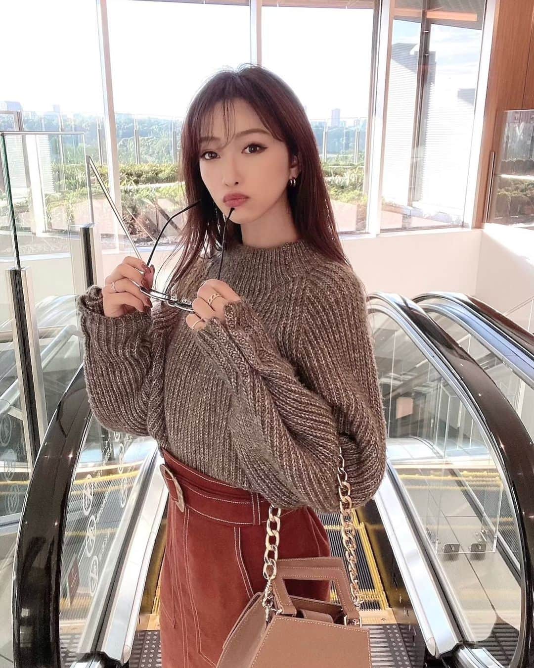 木田絵里香のインスタグラム：「. そろそろもつ鍋食べながらレモンサワーでも飲みたい季節ですな🍲🍋 . コーデまとめはTOPのURLからみてね😉 . #ニット#コーデ#冬コーデ」