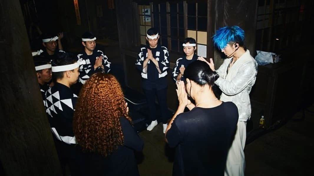 雅-MIYAVI-さんのインスタグラム写真 - (雅-MIYAVI-Instagram)「Kiyomizu show will be in theaters.  ９月に行った京都・清水寺でのライヴが、ついに映画館で上映されます。  あの神聖かつ特別な場所で、日本を代表する素晴らしいアーティストたちと繰り広げたステージとその時間は、僕自身にとっても気づきと学びの連続であり、僕のアーティスト人生においてかけがえのない大切なものとなりました。  ずっとずっと大事にしていきたいし、たくさんの人に見てもらいたい作品です。  友達や大切な人と映画館の大きなスクリーンで、あの日僕たちが共に創りあげた特別な夜を堪能してください。  🙏🏻🙏🏻😌   #Repost @miyavi_staff ・・・ ／ 『MIYAVI Virtual Live 6.0 in京都・清水寺“MIYAVI in KIYOMIZU”』イベント上映決定‼️ ＼  9月に1日のみ限定配信した『MIYAVI Virtual Live 6.0 in京都・清水寺“MIYAVI in KIYOMIZU”』が映画館にてイベント上映することが決定致しました❗️  2020年からMIYAVIが続けてきたバーチャルライブ企画"MIYAVI Virtual"の第6弾としてユネスコ世界遺産である京都・清水寺にて、全世界に向けて期間限定配信した本ライブ💫今回は映画館ならではの巨大スクリーンと音響環境で、より臨場感を存分に感じながら楽しめること間違いなし！また、全会場上演前にMIYAVIが舞台挨拶に登壇予定✨  ＜洋＞のエレキギターと＜和＞の伝統芸能とがコラボレーションした、京都・清水寺からの世界平和の祈りを込めた奉納ライブを是非映画館でご堪能ください‼️  ＊イベント概要＊ 『MIYAVI Virtual Live 6.0 in京都・清水寺“MIYAVI in KIYOMIZU”』イベント上映  【上映日程・会場】 ＜東京＞ 日時：12月16日(木) 19:00開演 会場：109シネマズ二子玉川 ＜大阪＞ 日時：12月20日(月) 19:00開演 会場：109シネマズ大阪エキスポシティ ＜名古屋＞ 日時：12月22日(水) 19:00開演 会場：109シネマズ名古屋  ※3会場ともMIYAVI舞台挨拶登壇予定  【チケット料金】 一律：3,800円（税込） エグゼクティブシート：4,500円（税込）  【チケット販売】 ＜WEB＞ 12月8日(水)0:00～ https://109cinemas.net/tickets/ ＜窓口＞ 12月8日(水)各劇場オープン時間～ ※残席がある場合のみ ※各劇場のオープン時間はHPをご確認ください。  【ライブ出演者】 MIYAVI  上妻宏光 尾上右近  太鼓芸能集団 鼓童 剱伎衆かむゐ 雷光炎舞かぐづち  コロッケ Akari  BOBO 櫻田泰啓 Hanah Spring カマタミズキ  【映画館詳細】 109シネマズ https://109cinemas.net/  【お問い合わせ】 https://109cinemas.net/contact/   【『MIYAVI Virtual Live 6.0 in京都・清水寺“MIYAVI in KIYOMIZU”』とは】 このライブは、UNHCR(国連難民高等弁務官事務所)親善大使を務めるなど社会貢献活動を積極的に行っているMIYAVIが、新型コロナウイルス感染症拡大や世界で起きる紛争・戦争により平穏を取り戻していない世界に向けて、世の中の平穏と世界平和の祈りを込めた奉納ライブとして日本から世界へ発信します。  またこの想いに賛同した日本を代表するアーティストの方々とのコラボレーションにより、 日本伝統芸能の素晴らしさを表現します！ゲストには、MIYAVI と親交の深い三味線奏者・上妻宏光氏、歌舞伎俳優・尾上右近氏、太鼓芸能集団 鼓童、サムライアーティスト・剱伎衆かむゐが参加。そしてエンターテイナー・コロッケ氏が演出共同プロデュースとしても参加します。  #MIYAVI #清水寺 #京都 #VirtualLive #KIYOMIZU #KYOTO #109シネマズ #映画館 #上妻宏光 #尾上右近 #鼓童 #かむゐ #コロッケ #かぐづち #Akari  @miyavi_ishihara  @agatsuma_official  @ukon_onoe.eiju_dayu.kenx2  @korokke_official  @kodoheartbeat  @tetsuroshimaguchi  @kaguzuchi_official  @akari_space」12月6日 21時25分 - miyavi_ishihara