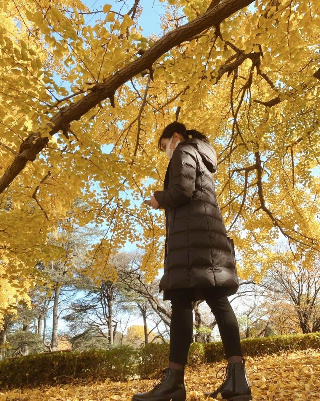 中野優香さんのインスタグラム写真 - (中野優香Instagram)「今年の冬ゲットした最強すぎるダウン✨  ダウンジャケットってモコモコして着膨れしちゃうイメージがあったけど @23ku_official のダウンはむしろすらっと見える🥺  ウェストラインのくびれが絶妙❤️ しかもすごいのはダウンなのに洗濯機で丸洗いできること😳 一枚でかるーいのにあったかい✨  #23区#冬コーデ#ダウンジャケット#ダウン#コート#ダウンコート#細見え#細見えコーデ#カジュアル#カジュアルコーデ」12月6日 21時34分 - yuuka._.nakano