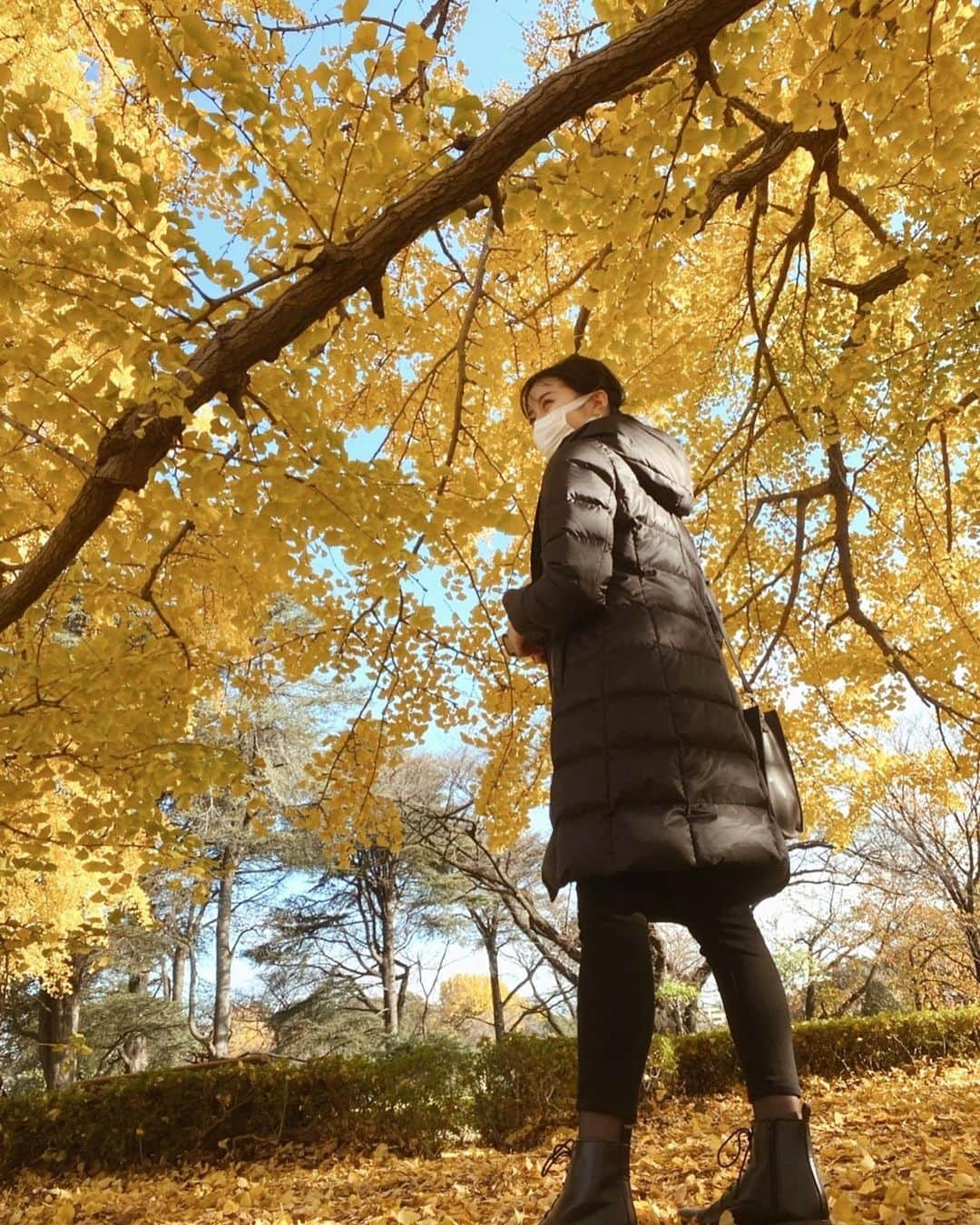 中野優香さんのインスタグラム写真 - (中野優香Instagram)「今年の冬ゲットした最強すぎるダウン✨  ダウンジャケットってモコモコして着膨れしちゃうイメージがあったけど @23ku_official のダウンはむしろすらっと見える🥺  ウェストラインのくびれが絶妙❤️ しかもすごいのはダウンなのに洗濯機で丸洗いできること😳 一枚でかるーいのにあったかい✨  #23区#冬コーデ#ダウンジャケット#ダウン#コート#ダウンコート#細見え#細見えコーデ#カジュアル#カジュアルコーデ」12月6日 21時34分 - yuuka._.nakano