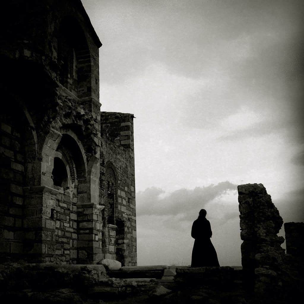 フェドン・パパマイケルのインスタグラム：「#greece #monemvasia #blackandwhitephotography  #cinematography 🎥 #film」