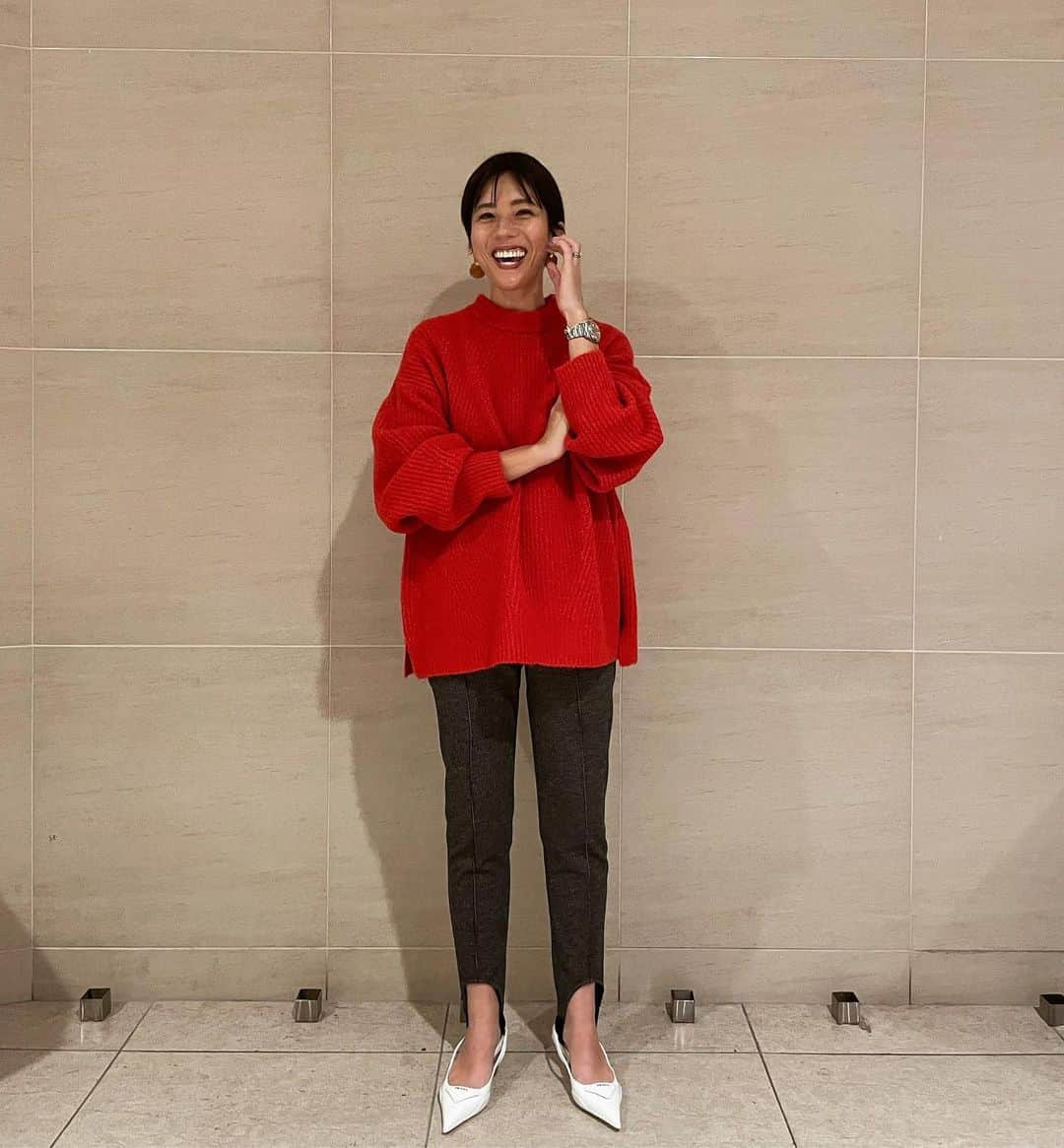 正中雅子のインスタグラム：「🍒🍎❤️  目が覚める様なオレンジっぽい赤が作りたくて☺︎  赤が好きな色なので、同じ赤でも色んなトーンの赤があって今シーズンはこんな明るい赤！でも子供っぽくならないカラーを☺︎  アゼニットはPOPUPでも人気でご購入してくれたお客様からも着やすい！と好評のニット🧶  私自身も2色買ってどっちもよく着てる☺︎  このゆとりもたまらんのよね🤤  13日14:00入荷します！  #MACHATT #masaco服」