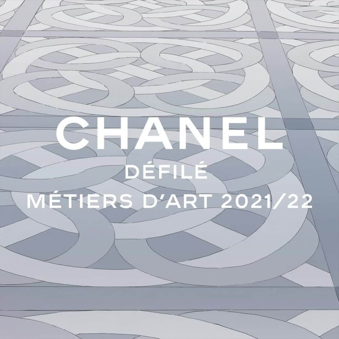 マサロのインスタグラム：「A shoe that fits.  The CHANEL two-tone pumps made by the shoemaker Massaro come to life in a game of hideand-seek with model Rianne Van Rompaey.  The film of the CHANEL 2021/22 Métiers d’art show will be revealed on Tuesday, December 7th from 5pm Paris time.  - Le soulier perdu.  Les souliers bicolores du bottier Massaro prennent vie grâce au mannequin Rianne Van Rompaey.  Le film du défilé Métiers d’art 2021/22 de CHANEL sera révélé le mardi 7 décembre à partir de 17h, heure de Paris.  Animation by REMEMBERS  #CHANELMetiersdArt #CHANEL #CHANELShow @Le19M #Le19M #Massaro @Remembers_Productions @RianneVanRompaey」