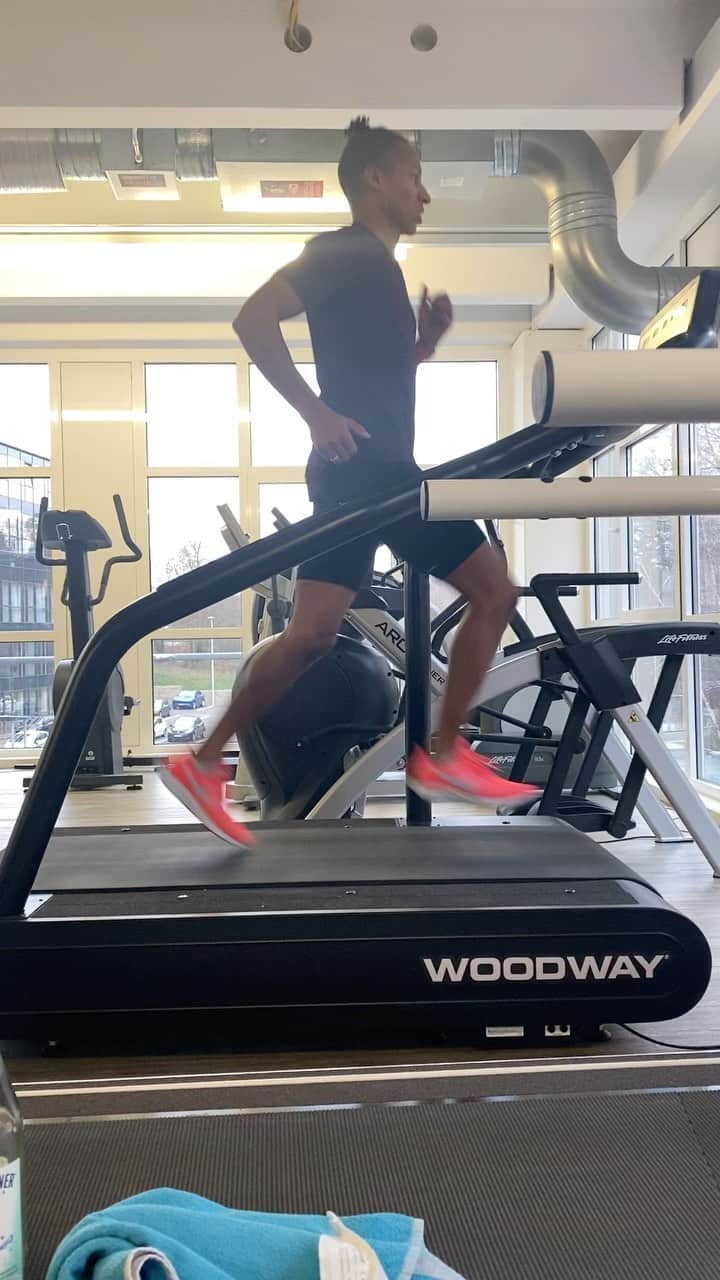 ラファエル・ホルツデッペのインスタグラム：「Finally back on a treadmill! Yeah, it’s not as smooth as it used to be but taking it step by step. Very happy with how things worked out last couple of weeks. Now I‘m yearning to get finally back to pole vaulting 🙏🏾  #comebackstronger  #training  #rehabilitation」