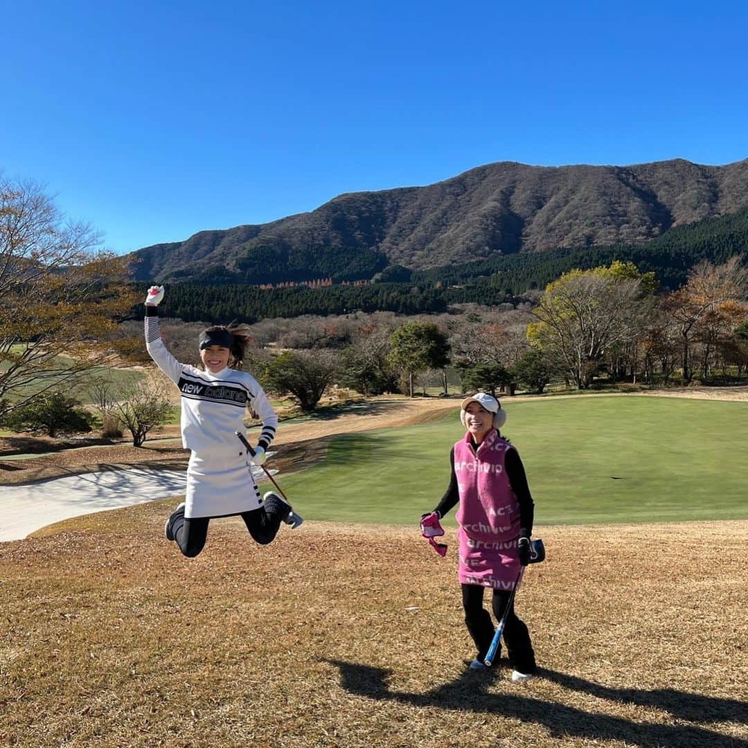 望月理恵さんのインスタグラム写真 - (望月理恵Instagram)「友達が撮ってくれた写真です。 めっちゃいい光〜  友達夫婦とのラウンドは 楽しくて楽しくてはしゃぎました。 ２枚目、ジャンプが全然合わなくて ただただ体力を消耗😂 どれもこれもいい思い出✨ @natsuki_ito8 ありがとう❣️  ゴルフウェア、、 一目惚れでした。 @archivio.official_online  着倒します笑 小物も可愛い❤️  #ゴルフ#最近youtubeで勉強中 #やる気#本気#モチヅキです #でもまだ腕が痛い、、 それにロケ中転んで右手打撲  怪我をするときは身を引き締めないとですね。」12月6日 22時11分 - mochiee28