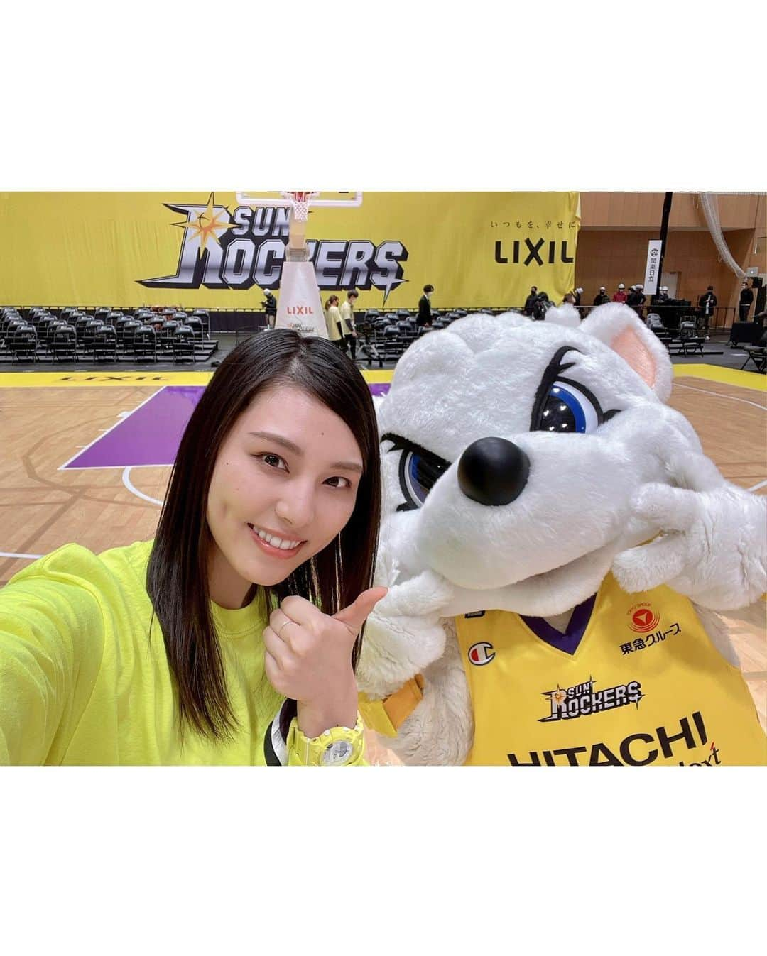 相楽伊織さんのインスタグラム写真 - (相楽伊織Instagram)「ホーム戦2連勝🏀💨  サンディーとの対決は1勝1敗🐻‍❄️  毎試合観るのはとっても楽しいのですが、 盛り上がれば盛り上がる程 息が止まる瞬間も多くてゲームが終わるまで 私まで気が抜けません、、😅 これから連戦続きなので 皆さんも体調崩さないよう気を付けてくださいね！  そして今週末の11、12日は 「伊織とサンロッカーズを応援シート」が発売となっています！後半戦は私の実況を聞きながら応援お願いします💛 12日は伊藤かりんちゃんもゲストで来てくれます(^^) チケット残りわずかなのでお早めに！！  #サンロッカーズ渋谷 #サンディー  #bリーグ #マスコット」12月6日 22時21分 - _iorisagara264_