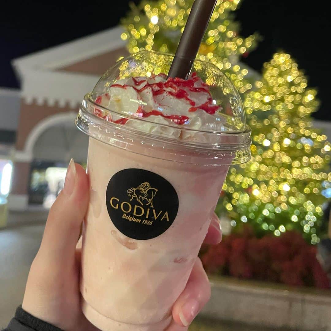 中野みやびのインスタグラム：「バニラストロベリーチーズケーキ   #バニラストロベリーチーズケーキ  #christmas  #12月  #godiva  #ストロベリー  #strawberry  #cheesecake  #ドリンク  #drink  #ショコリキサー  #中野みやび」
