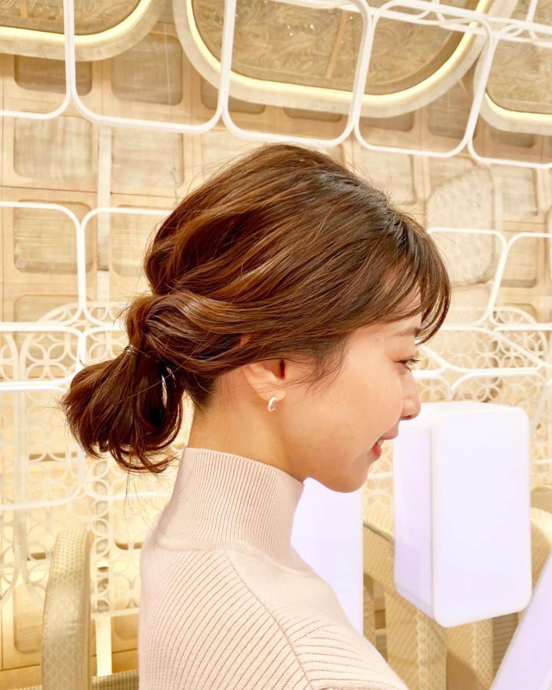 加藤綾子さんのインスタグラム写真 - (加藤綾子Instagram)「* こーんな感じに髪をまとめてもらいました💁‍♀️♡ #イット #今週もよろしくお願い致します」12月6日 22時31分 - ayako_kato.official