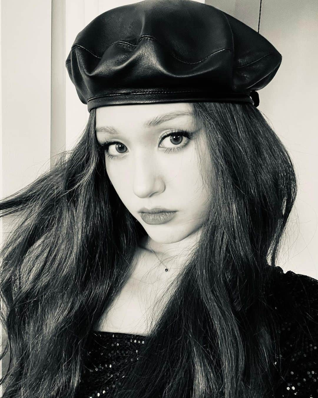 ソミさんのインスタグラム写真 - (ソミInstagram)「Black&White But back to Brown 🖤🤍🤎  .🤭😝🤥」12月6日 23時00分 - somsomi0309