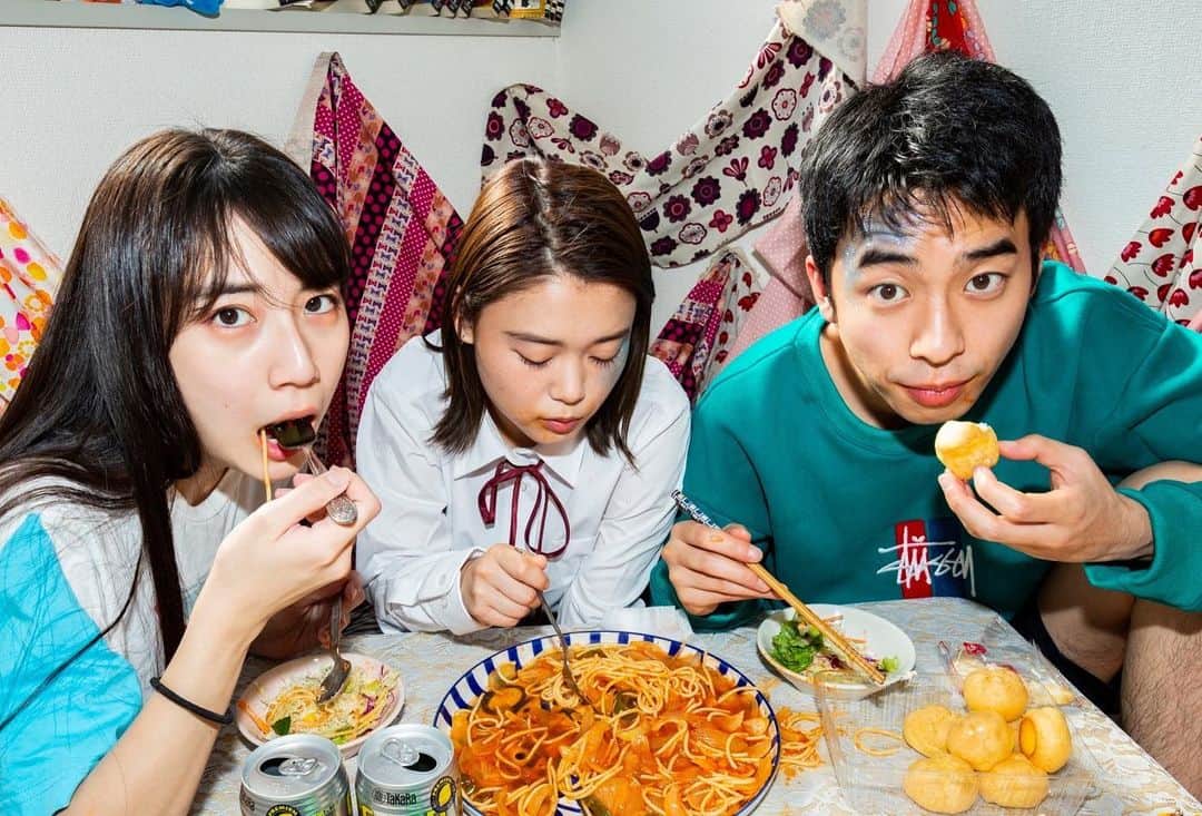 のインスタグラム：「初作演出舞台「カミキリムシの食卓」 3人芝居です チケットのご予約、プロフィールのリンクから、ぜひ！  演劇企画よいやみなべ 「カミキリムシの食卓」  作演出　今川宇宙 音楽　今川宇宙の夢日記  2021年12月11日(土)・12日(日)  小夏、17歳。 ピンクの神様に夢中なおばあちゃんと二人暮らし。 ツナマヨおにぎりを10万円で買い取る変な女の人の家で、 変なアルバイトを始めました。 隣の芝は枯れているほどきれいに見えるみたいです。 そんなことより、お腹がすきました。  <出演>  堀江鈴 諏訪珠理 今川宇宙  <会場>  シアターウイング 〒160-0011 東京都新宿区若葉1-22-16 JR/東京メトロ四ツ谷駅より徒歩8分  <公演スケジュール>  11日　13:00 / 17:00 12日　12:00 / 16:00  全4公演 上演時間約70分 開場時間は開演時間の30分前  全席自由席　前売り・当日券共に　3,500円  ※感染症対策のため、入り口にて検温・手指の消毒をお願いいたします。 ※御観劇中も必ずマスクを着用してください。」