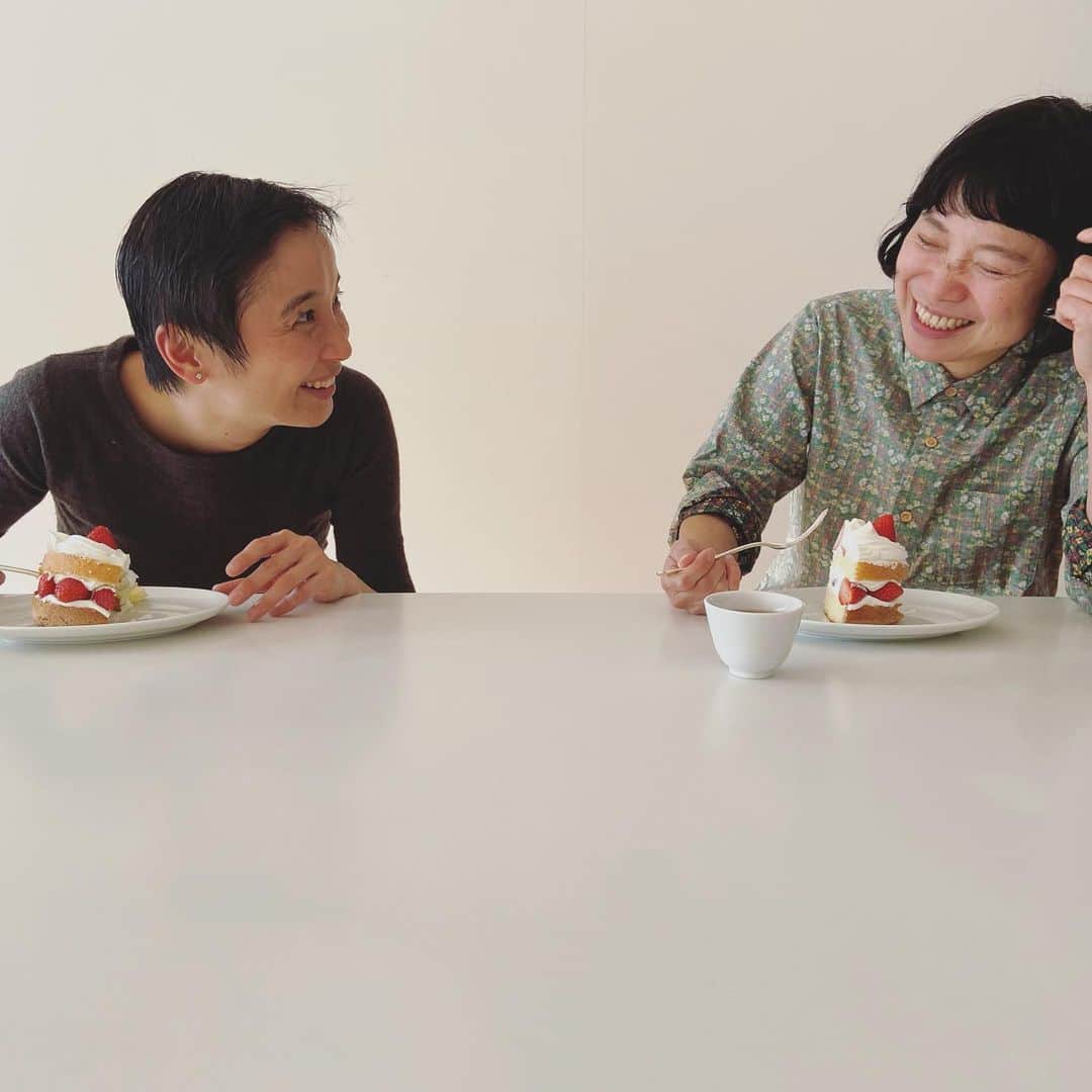 渡辺有子のインスタグラム：「いつもあふれる笑顔のおふたりと『＆premium』連載撮影。この連載は6年目⁈ 来月からseason3に入ります！  撮影は先日の11月最終日。11月誕生日だった私をサプライズで祝ってくれて…😭 かわいいバースデーケーキ🎂と素敵な花束💐そしてこの笑顔☺️‼︎  新テーマのseason3も変わらずこのメンバーでお届けしていきます、どうぞよろしくお願いします。」