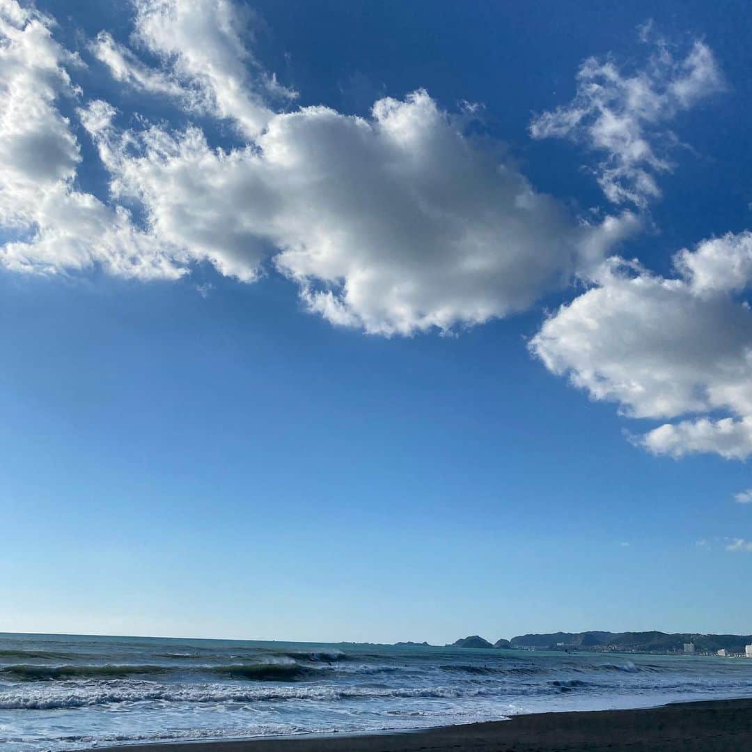 RIKACOさんのインスタグラム写真 - (RIKACOInstagram)「光の中の瞑想はポジティブな事しか考えない くだらない事は一切排除今日も明日も良いバイブスで過ごせるように！ キラキラな自分の人生〜 海からのパワー‼️ ありがとうー❤️ #ビーチライフ #自然の恵みに感謝」12月6日 23時12分 - rikaco_official