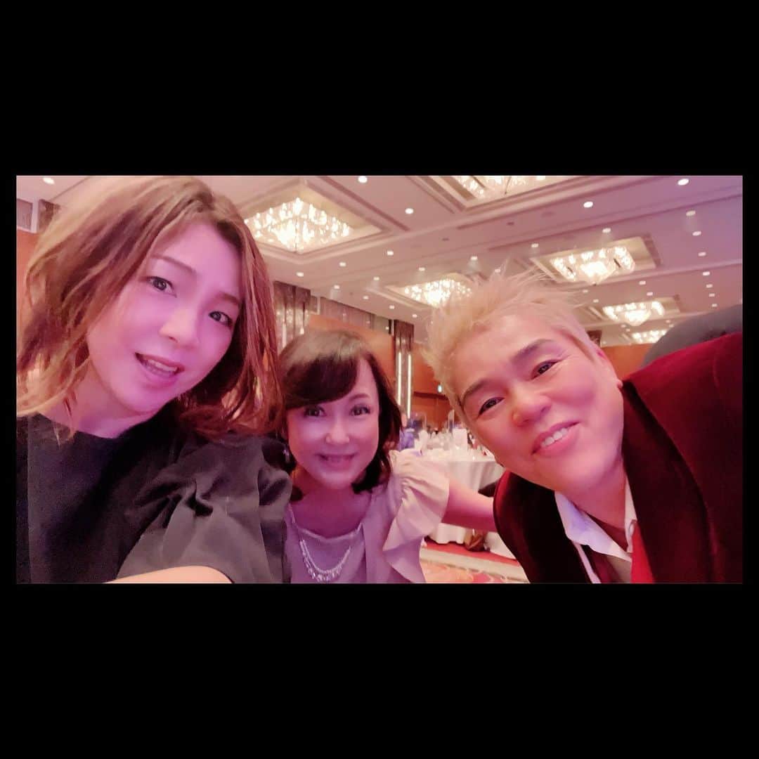 井上貴子のインスタグラム：「熊本から戻った日  前川清さん クリスマスディナーショーに 行ってきました 大変お世話になっている方々からのご招待です  唄声がとてもステキなのと なんでしょう？ 歌詞の言い回しと言うか 言葉のひとつひとつが しっかり心に入ってくるんですね  感動したなぁ 今回もラスト2曲は涙ボロボロ🥲  お父さんやよしちゃんが前川さんの唄を良く歌ってくれるので 知っている曲も多く 前川さんのトークがチカラが抜けててとてもおもしろい  1番前の特等席をありがとうございました  動画は前川さんと神取さんの アイコンタクトです^ ^  とてもおいしかったデザート  つちやかおりさんとも久々に逢えた💕  Happyで^ ^  プロフィール画面に記載のURLより 通販サイト「神取屋」に飛べます^ ^  コロナ禍に携わる全てのお仕事の皆様 心から感謝しています 引き続き油断せずお気をつけてお過ごし下さいませ  #井上貴子  #LLPWX #女子プロレス #前川清クリスマスディナーショー #前川清さんと神取忍さんのアイコンタクト #womensprowrestring #トイプードル #毎週火曜日YouTube更新 #https://www.youtube.com/c/takacoinoue  #cacatocacat #貴子ちゃんちゅーぶ #YouTubeはじめました #チャンネル登録お願い致します #LLPWX通販サイト神取屋 #感謝 #STOPCOVID19」