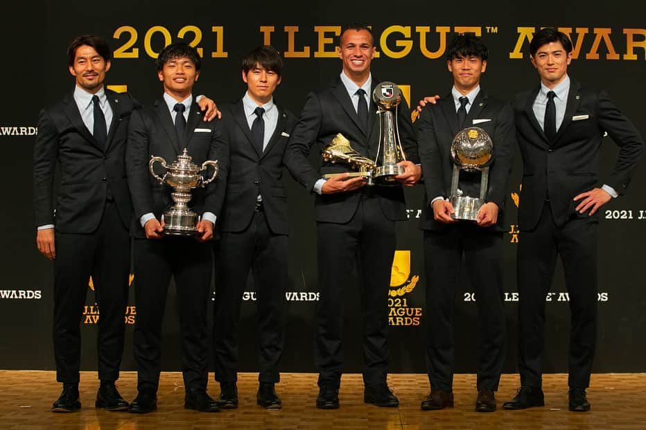 脇坂泰斗のインスタグラム：「2021 JLEAGUE AWARDS  ベストイレブンに選出して頂き、大変光栄に思います。  受賞できたのは、日頃から支えてくださっている全ての方々のおかげです。 ありがとうございます！  これからも引き続き精進していきます。  #Jリーグアウォーズ」