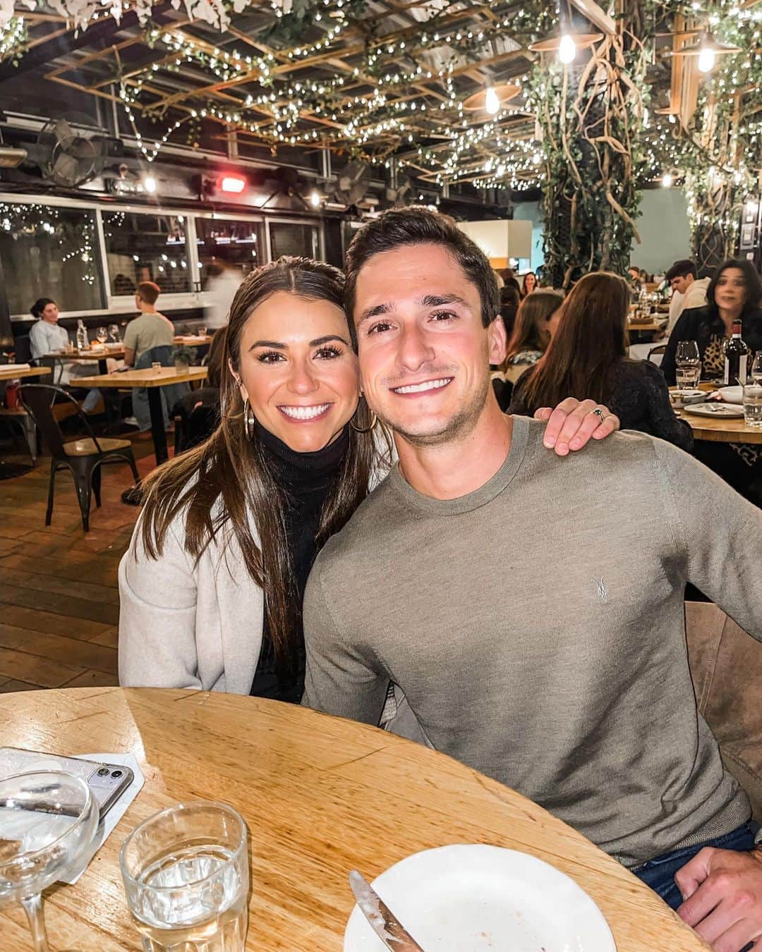 キャシディ・クックのインスタグラム：「25,430 = amount of steps taken and calories eaten a day in NYC #RIPmyKnees」