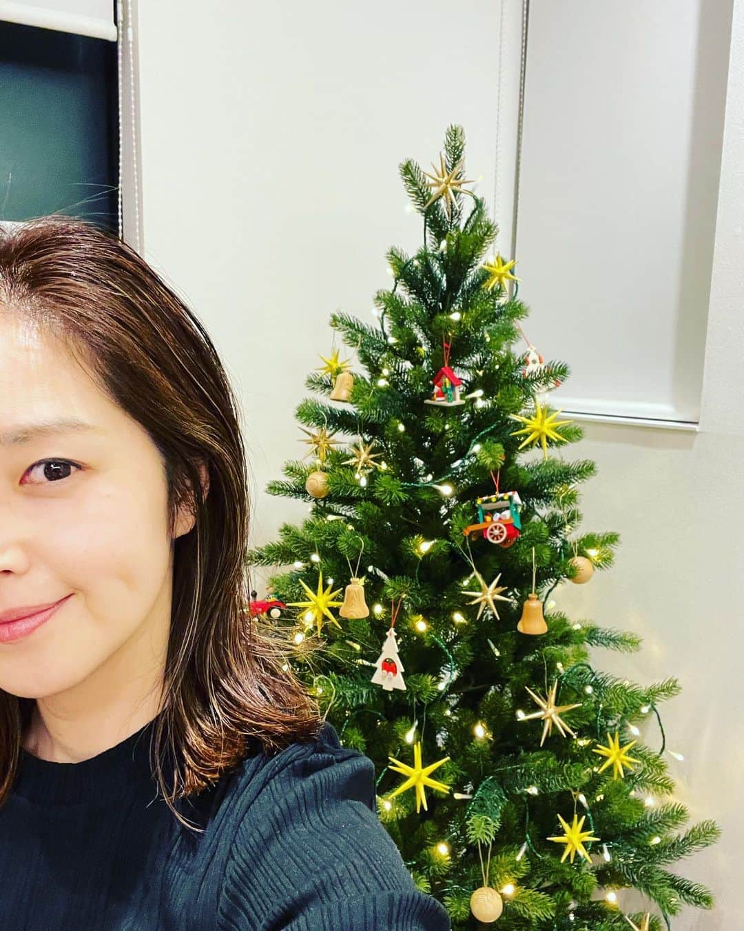 笛木優子のインスタグラム：「クリスマスツリー🎄 みなさんは飾りましたかー？ 今日も寒かったですね🥲」