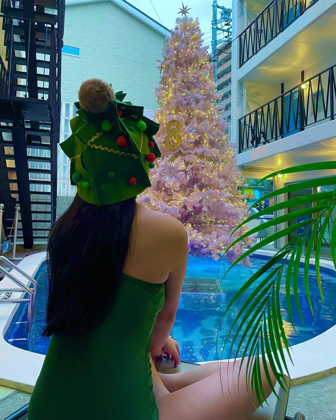 松野井雅（原紗央莉）さんのインスタグラム写真 - (松野井雅（原紗央莉）Instagram)「8HOTEL CHIGASAKI▶︎ @8hotel_chigasaki   8ホテルアンバサダー就任後、初のととのい❤️ サウナーのクリスマスはこの水風呂にドボンッですね🎄  幹恵と👭 ▶︎ @mikie_hara.official  クリスマスシーズンをさっそく味わいに訪れました🎅🎅 (1年前もこの時期一緒に来てた) ※お揃いのクリスマスサウナハットは @kananomori_sansou さんオリジナルのもの🌟✨  今、キャンペーンをやっているので是非応募してね👇  公式HPより引用↓↓↓ ・・・ 8HOTEL Christmas「Enjoy Joulu Sauna Campaign」  ヨウルサウナを8HOTELで楽しもう！ 抽選で豪華宿泊招待が当たるインスタキャンペーンを開始します。  ヨウルサウナとは？ サウナの本場、フィンランドでは家族・親戚とサウナを楽しむのが伝統的なクリスマスの過ごし方です。 フィンランド語でクリスマスサウナの意味です。  🎁賞品内容は🎁 1等 ペア豪華宿泊招待券 1組　 (2泊3日でトゥクトゥク・エステ・江ノ島水族館・ご夕食のアレンジなどが全て無料でご利用いただけます) 2等 ペア宿泊招待券 8組 3等 ペア宿泊50％オフ券 80組  [応募方法] ① 8HOTEL CHIGASAKI サウナ＆プールを楽しみながら、シンボルツリーをバックに撮影してインスタへ投稿！ ② タグ付け：@8hotel_chigasaki ③ ハッシュタグ : #8hotelchigasaki #ヨウルサウナ  [投稿期間] 11/18～12/26  [当選発表] 12/28 8hotel chigasakiインスタグラムアカウントよりDMにてお知らせ  [賞品ご利用期限] 2021/12/28〜2022/6/30 ・・・  #8hotel #サウナホテル #プール #pool #茅ヶ崎 #サウナシュラン 2020 #トゥクトゥク #サウナ #サウナー #sauna #saunner #サウナ女子 #ととのう #ととのいました #ロウリュ #löyly #サウナ好き #サウナ好きすぎ #サウナ好きと繋がりたい #サウナ好きな人と繋がりたい #サ活 #サウナイキタイ #サウナスパ健康アドバイザー #熱波師検定 B #フィンランドサウナアンバサダー #finlandsaunaambassador #目波(めっぱ) #松野井雅サウナ部 @8hotel_fujisawa」12月7日 0時27分 - miyavimatsunoi