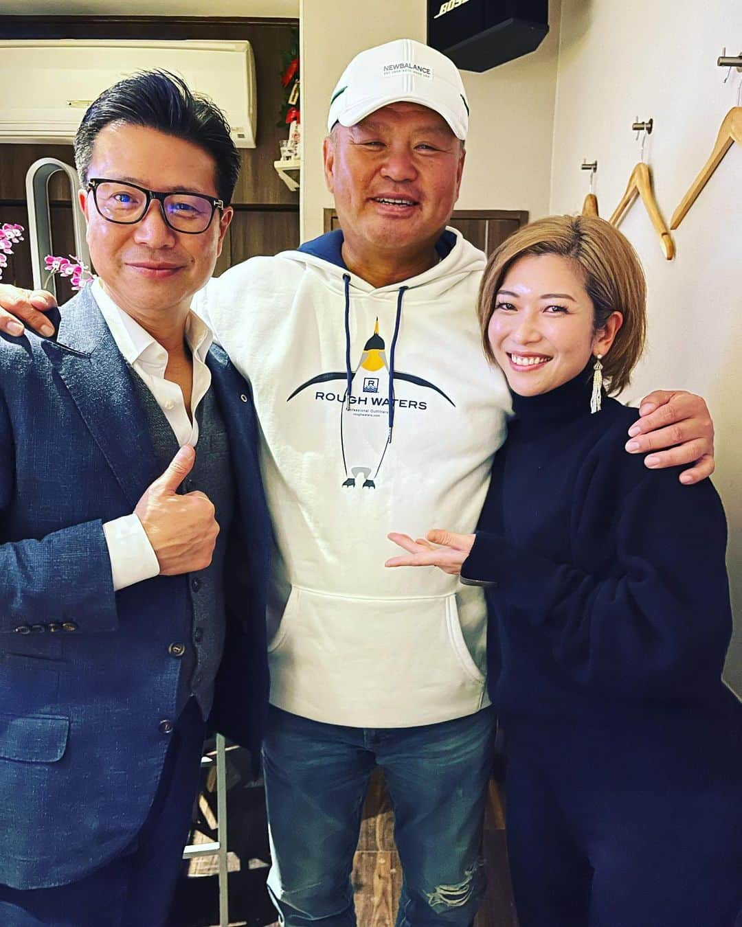 金村義明さんのインスタグラム写真 - (金村義明Instagram)「春日野道和田さんからの阪神西宮駅前ラウンジへ！ シャンパン🍾あけあけ！ 最後は芦屋戻ってスナックへ 株式会社メインステージ社長ご夫婦とハイポーズ！」12月7日 0時46分 - yoshiaki_kanemura