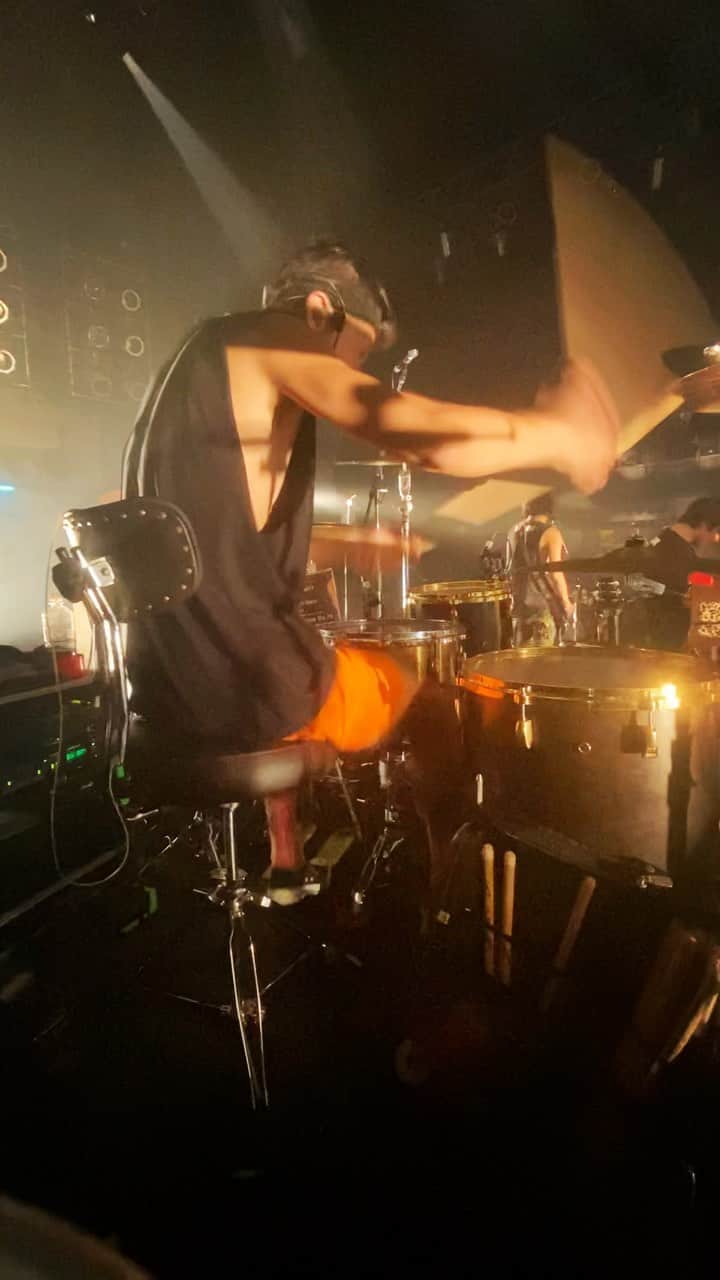 Bunta のインスタグラム：「TOTALFAT with カッキー @hiroyakakinuma from BIGMAMA Scott Sellers @scottsellers @slickshoesband  Slick Shoes Cover "For Better or For Worse"♨️♨️♨️  YouTube動画を事前に録ってたから、ライブで初めて演奏してもなかなかの完成度🤘 サビ前の下ハモリも決まったぜ👌 カッキーナイスプレイ👍 やっぱりツインギターの後ろで叩くドラムは上がるね🤟🏼  Youtubeのカバーのリンクざんす♨️  https://youtu.be/yIq9g_yXd14  #totalfat #bigmama #scottsellers #slickshoes #drums #drummer #drumlife #drumcover」