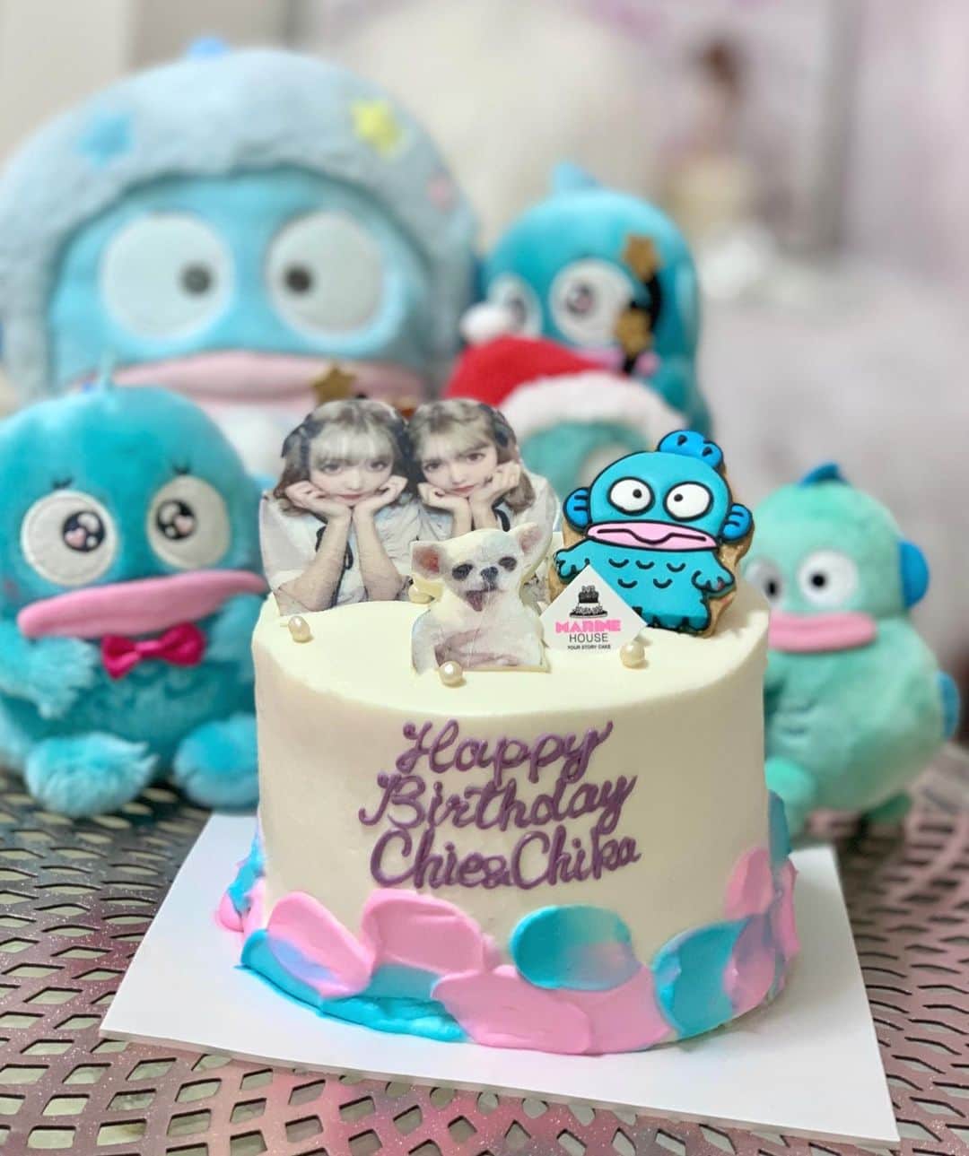 のインスタグラム：「るみちゃんから 誕生日に頂いた🎂ケーキ💓 めちゃくちゃ可愛い🥺  大好きな推しキャラと 大好きなぴーちゃんが…🥺💓  すごく可愛すぎて癒されたし ぴーちゃんがいて涙出そうになったよ…  (@marinehouse_yourstorycake )さん ありがとうございました😌💓  #推しキャラ#誕生日ケーキ #誕生日サプライズ #happybirthday#ありがとうございます#感謝#お誕生日ケーキ #双子」