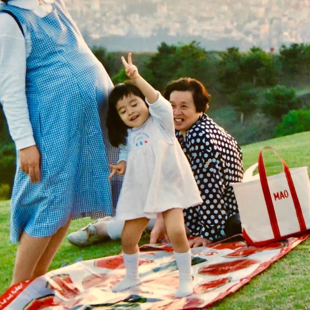 日比麻音子のインスタグラム：「小さい頃からおとぼけガールでした。  とぼけるたびに、 祖母が笑ってくれて、 もっととぼけました。笑  弟がまだ母のお腹にいる時なので、 3歳になる頃だったかなぁ  大きなMAOバッグと、 大好きなスイカのレジャーシートが 大のお気に入りでした🍉  #なつかしの写真 #3歳 #小さい頃から太眉 #ピクニック #✌️」