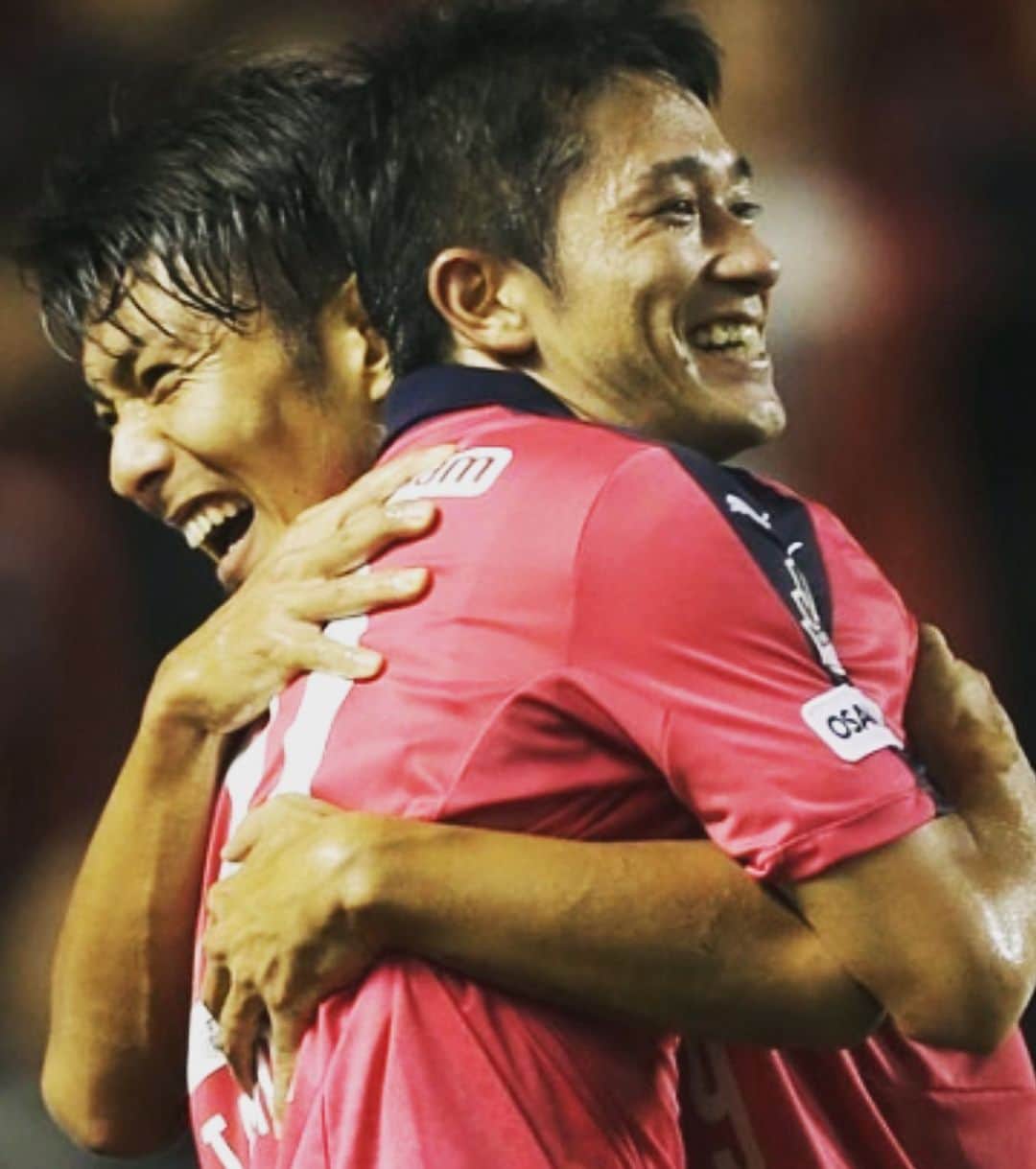 田代有三のインスタグラム：「. 玉さん長いプロサッカー生活お疲れ様でした。41歳までプロとして第一線で活躍し続けるのは本当に凄いこと。 自分は言い訳ばかりの晩年のプロサッカー生活‥。 本当に尊敬してます。この歳になり尚更その凄さ理解できるようになりました。今、自分が現役続けていると考えたらゾッとします笑  セレッソ大阪では約2年間一緒にサッカー出来て最高でした。 あの頃を思い返すと本当に玉さんに迷惑かけてたなと恥ずかしくなります。思い通りにプレーがいかないと周りに当たったりしていて、玉さんとも口論になったのも覚えています。嫌なやつでしたよね‥🙇‍♂️ そんな自分にも優しくしてもらえて今でも連絡頂き嬉しく思います。 今後はサッカー選手としてではなく、人間として付き合ってもらえると嬉しいです。  玉さんと同部屋のキャンプ楽しかったです。ベット小さかったけど‥ 一緒に点取れた試合最高でした！ 昇格出来なかったら試合、悔しかったですが今となれば玉さんとツートップできて最高の思い出です！ ありがとうございました！  お疲れ様でした！！ 玉さんリスペクト！！  #玉田圭司 #セレッソ大阪 #玉田代 #リスペクト #お疲れ様でした #シドニー遊び来て下さい」