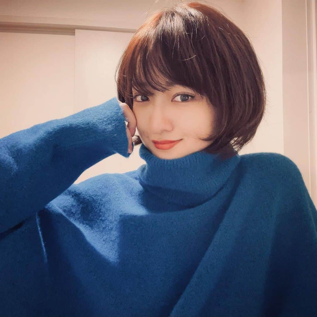 倉田茉美さんのインスタグラム写真 - (倉田茉美Instagram)「@lor.clinic_omotesando の 担当 @lor_dr_riki  前回二重も担当してもらった秋葉先生のところで、クマとりしてきました！🐻🧸 何がすごいってとにかく「ダウンタイムゼロ」だったところ。先生って本当凄いな、、と今回思いました。感服。 詳細書きますが、誰かの参考になれば嬉しいです。  2枚目はノーマルカメラでガチすっぴんで施術前です。なんかちょい赤いのなんでだろこの動画。 こんな感じですー！と、撮りたくて恥ずかしながら残します。  私が今回施術した内容 ・笑気麻酔(これは前回の二重も同様) ・クマ取り(クマ取りは半永久！) ・眉間のボトックス (これはやるつもりなかったのだけど、眉間にシワがよりやすくて、跡がついてるのもあって、経験にやってみました！注射６点。正直そんなに痛くなかったよ！一瞬。 ボトックスって基本は４ヶ月間の効果みたい。眉間にボトックス打つと、怒ってたり悲しんでるように見えなくなるってのがメリットなんだって。打ってから１週間後に効果でるみたいなんだけど、四日目にして眉間にシワよらなくなってきたしすごい。 なんか変になったり笑えなくなったりするから頬とか顔には打ちたくないんだけど、これはしてよかったかも😊続けたいかも、、！経過見る。  んで、何よりもクマ取り！ ずっとしたかったんです。右目の下が特にクマがひどくて、写真で撮るとハッキリ写ってた。 アプリでごまかしてたけど、これがとれたら顔がすごい若返った、、！ しかもダウンタイムゼロで次の日から仕事だったので本当に助かりました。  施術当日はおわってから20分冷やして、お風呂もお酒もやめて、とにかく冷やしました。 次の日からお化粧もできて、いつも通り。(個人差あるのと、あんまり普段通り擦るとか、激しいのはだめ。)  ・施術中 麻酔を４点、右左の頬2点と目の裏2点に打つんだけど、麻酔だけは痛いです。なんかこわくて泣いた。笑 でもこれさえ我慢すればあとは、、！ 少し焦げた匂いとか引っ張られてる感覚あるんだけど、痛みないので乗り越えられる。全部で20分くらいかかるかな。  そんな感じです。 とにかく二重とかに比べたら本当あっという間です。  2021年は顔面に痛みが多い年でしたが、わたしが覚悟してやりたかったことは全部おわりました。  顔のシワとかは歳と共にとりたいし、疲れてるような顔も割と好きで、ある程度シワとかシミがあるのもセクシーだなぁ〜と思うほうなので、年齢に合ったことを、その時の似合う似合わないを大事にこれからもしていきたいな。  もちろん努力の連続だけど。  もうすぐ今年もおわるけど、みなさんが少しでも、ご機嫌に、健康で過ごせますように。  私も運動に仕事にがんばるよー」12月7日 14時58分 - sena_sayu122