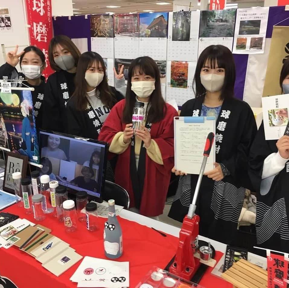 Kumamoto COC+のインスタグラム：「11月26~28日に水前寺で開催された「大のれん市」に、学生たちが参加しました。  昨年度から球磨焼酎の応援をしていますが、今回は学生考案のグッズの反響を調査したり、球磨焼酎蔵ツーリズム協議会さまの物販をお手伝いさせていただきました。  熊本県がギュギュっと凝縮されたようなイベントで、各地域の物産を楽しむことができました。  球磨焼酎カクテルのレシピを製作したり、球磨焼酎のPR動画を製作したり、人吉球磨地域の観光情報をまとめてみたりと、学生たちがそれぞれのグループの成果を出し合いました。  コロナが少しでも落ち着いて、人吉球磨地域のみならず県内の観光地に賑わいが戻ってきますように。 #熊本大学 #学生ボランティア #球磨焼酎 #人吉球磨」