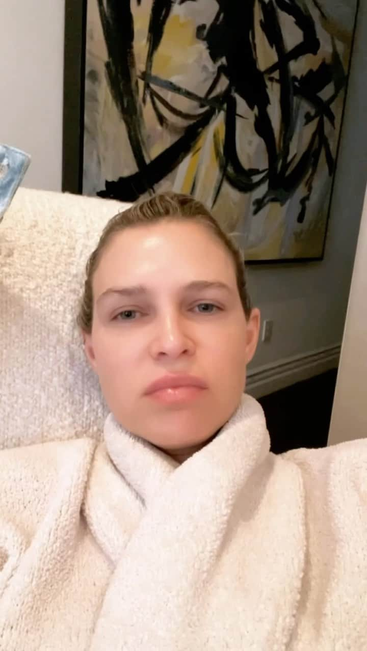 サラ・フォスターのインスタグラム：「Erin says I’m selfish and don’t share beauty secrets. 1) the @geneo_us facial is revolutionizing the “facial” 2) it works 3) 'Tis the season to and time of year to treat yourself 4) happy holidays 5) Erin is a liar  #givethegiftofgeneo for anyone on your list by booking a Geneo facial - you can visit geneo-us.com, enter your zip code, and book at a provider nearest you #ad」