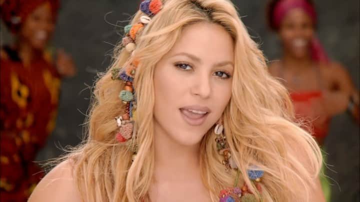 シャキーラのインスタグラム：「That’s unbelievable! I just saw that Waka Waka has reached 3 billion views on YouTube!  Thank you guys for dancing alongside me in a video (and song) that brought so much joy into my life.」